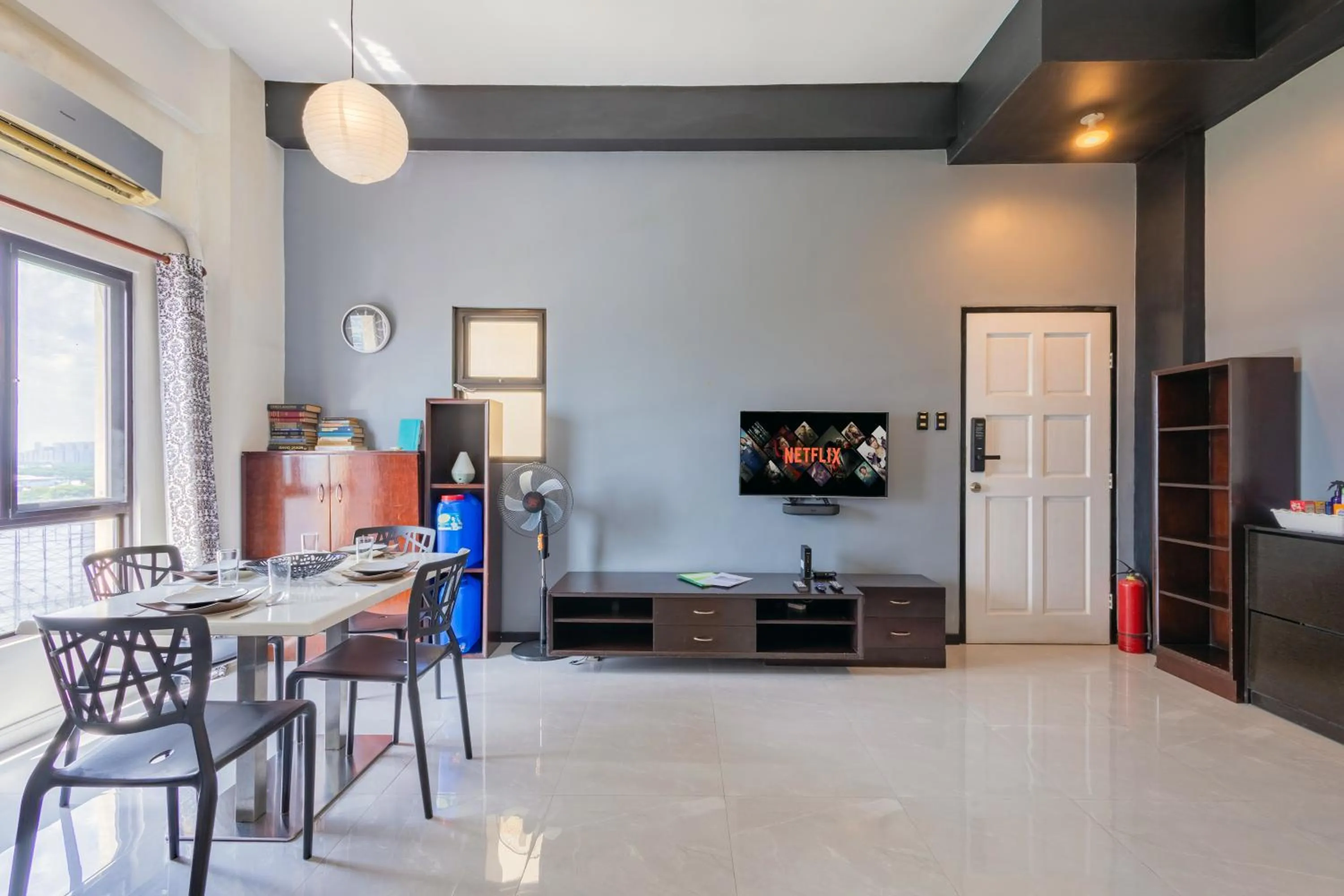 TV and multimedia in Spacious Penthouse Near NAIA with 24-7 Convenience