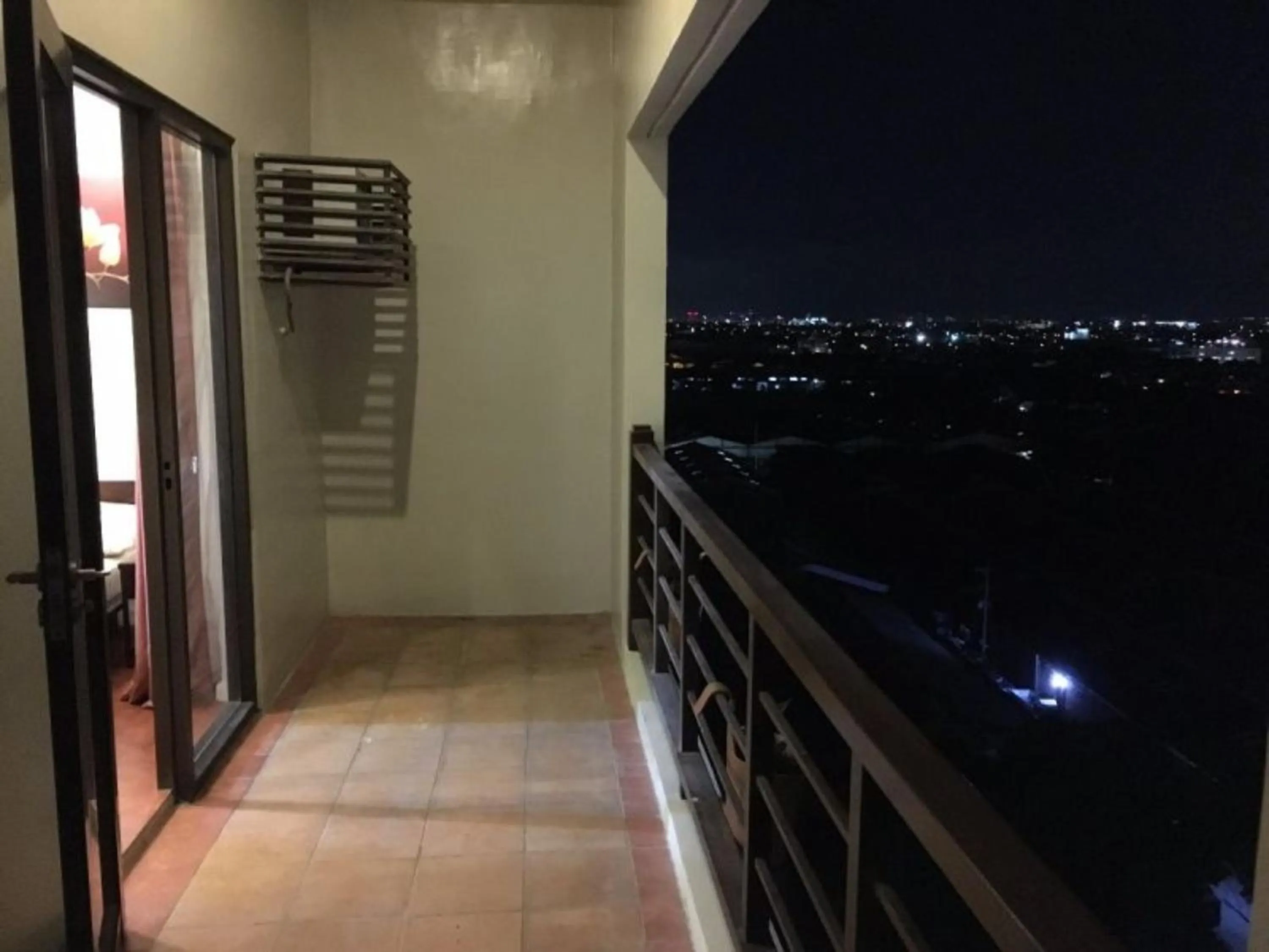 Night in Spacious Penthouse Near NAIA with 24-7 Convenience