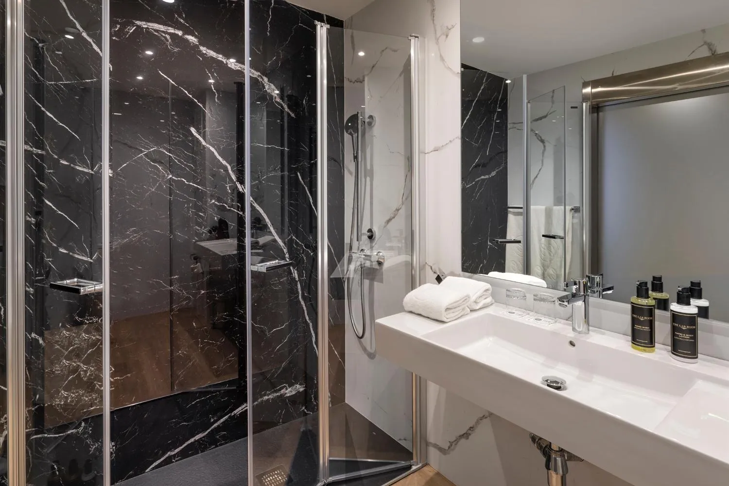 Shower in Exe Sevilla Macarena