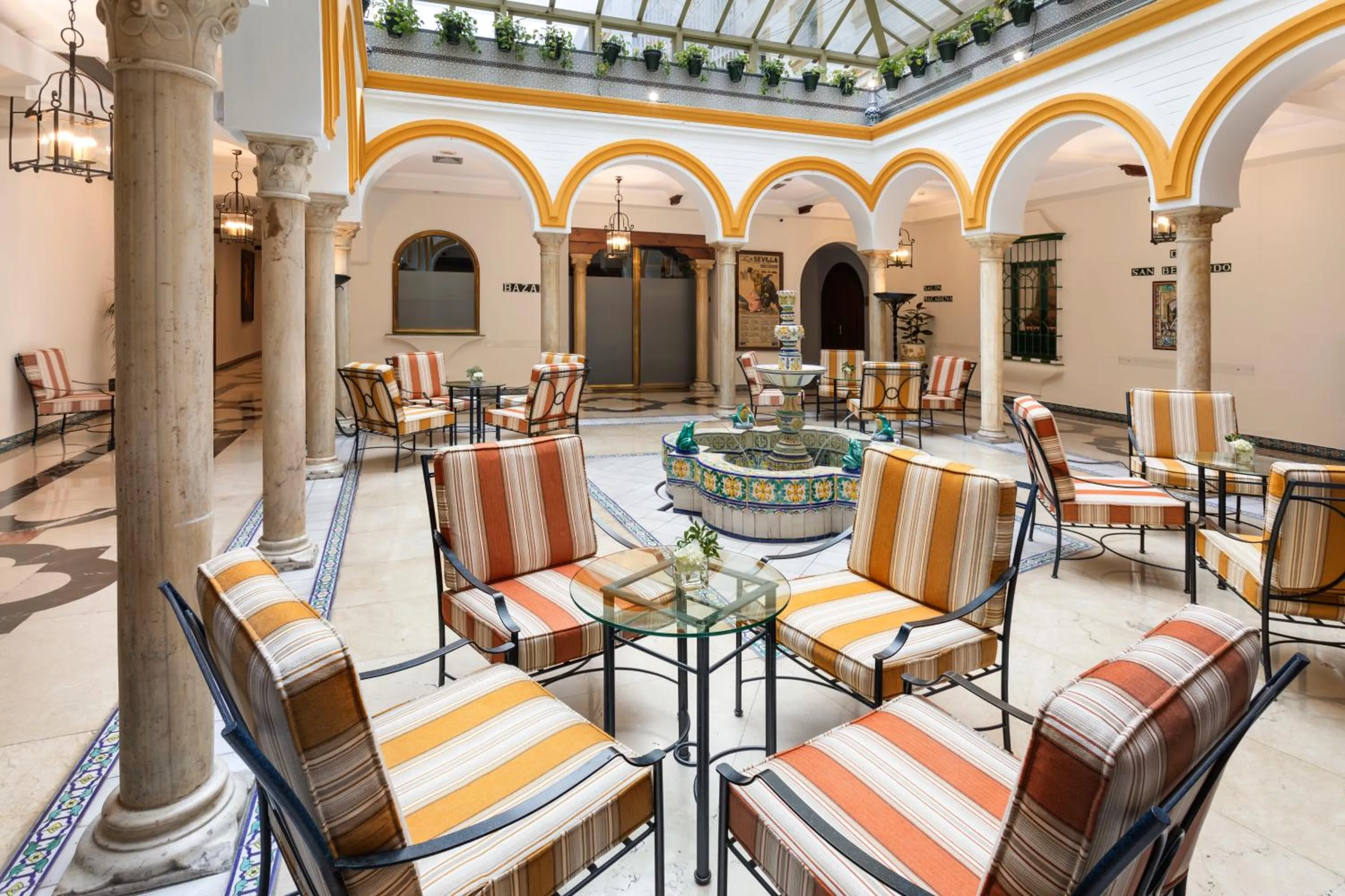 Patio in Exe Sevilla Macarena