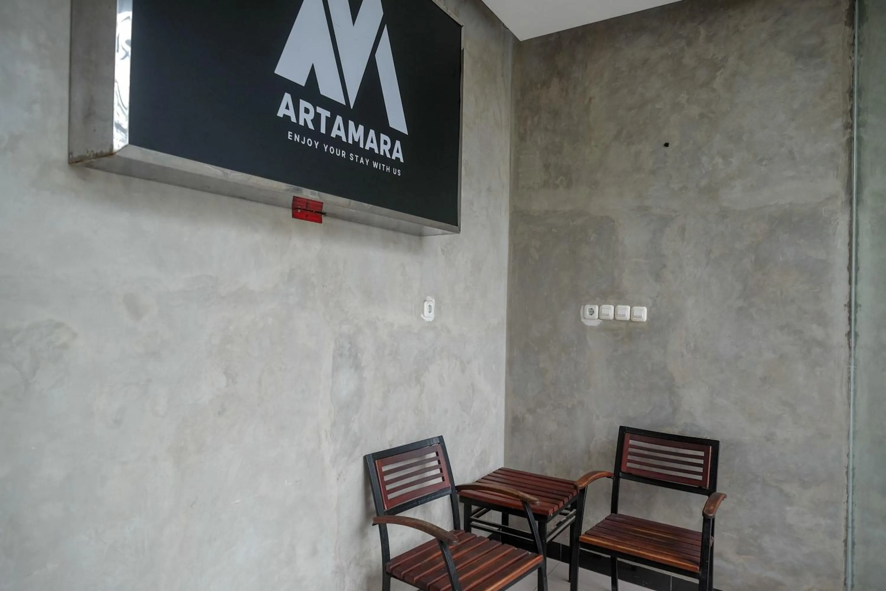 Seating area in Urbanview Hotel Syariah Artamara Tegal by RedDoorz