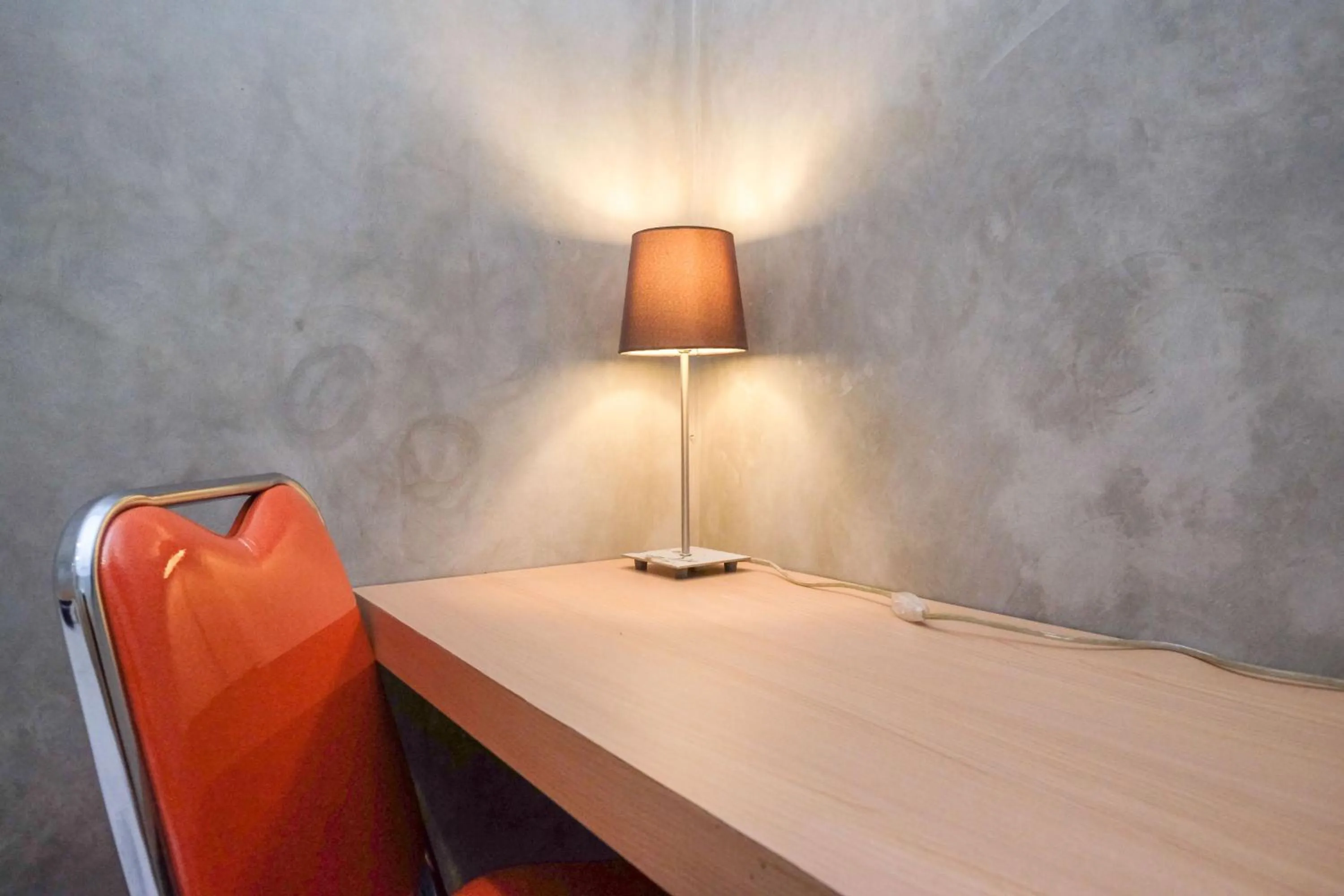 Seating area in Urbanview Hotel Syariah Artamara Tegal by RedDoorz