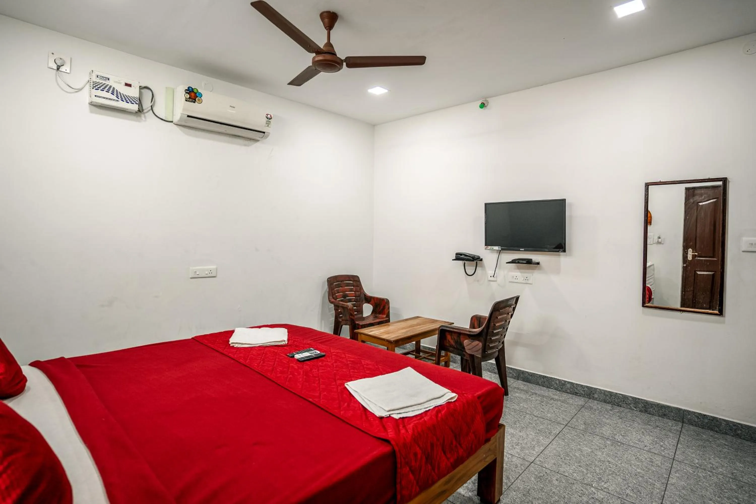 Bedroom, Bed in French Park Inn