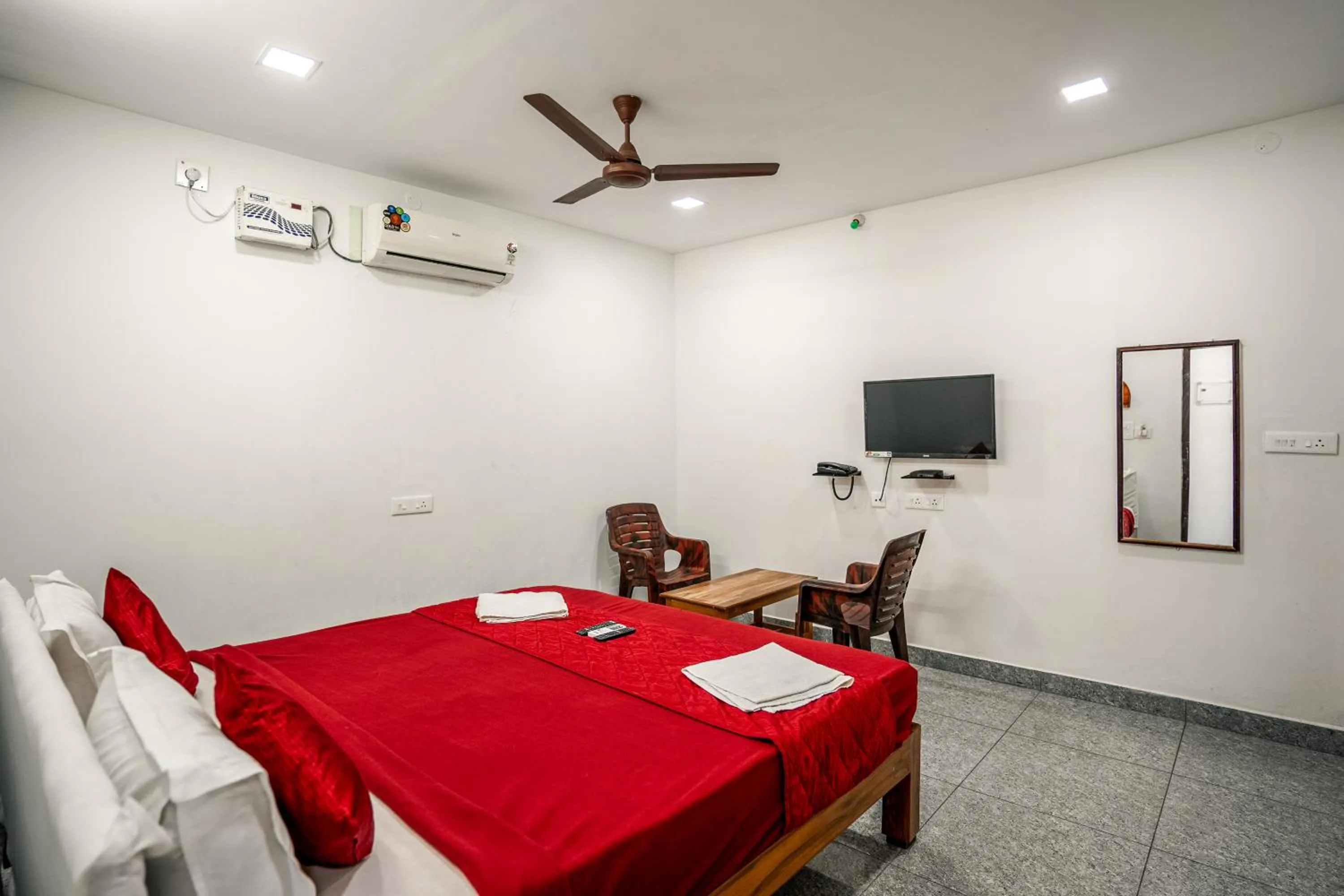 Photo of the whole room, Bed in French Park Inn