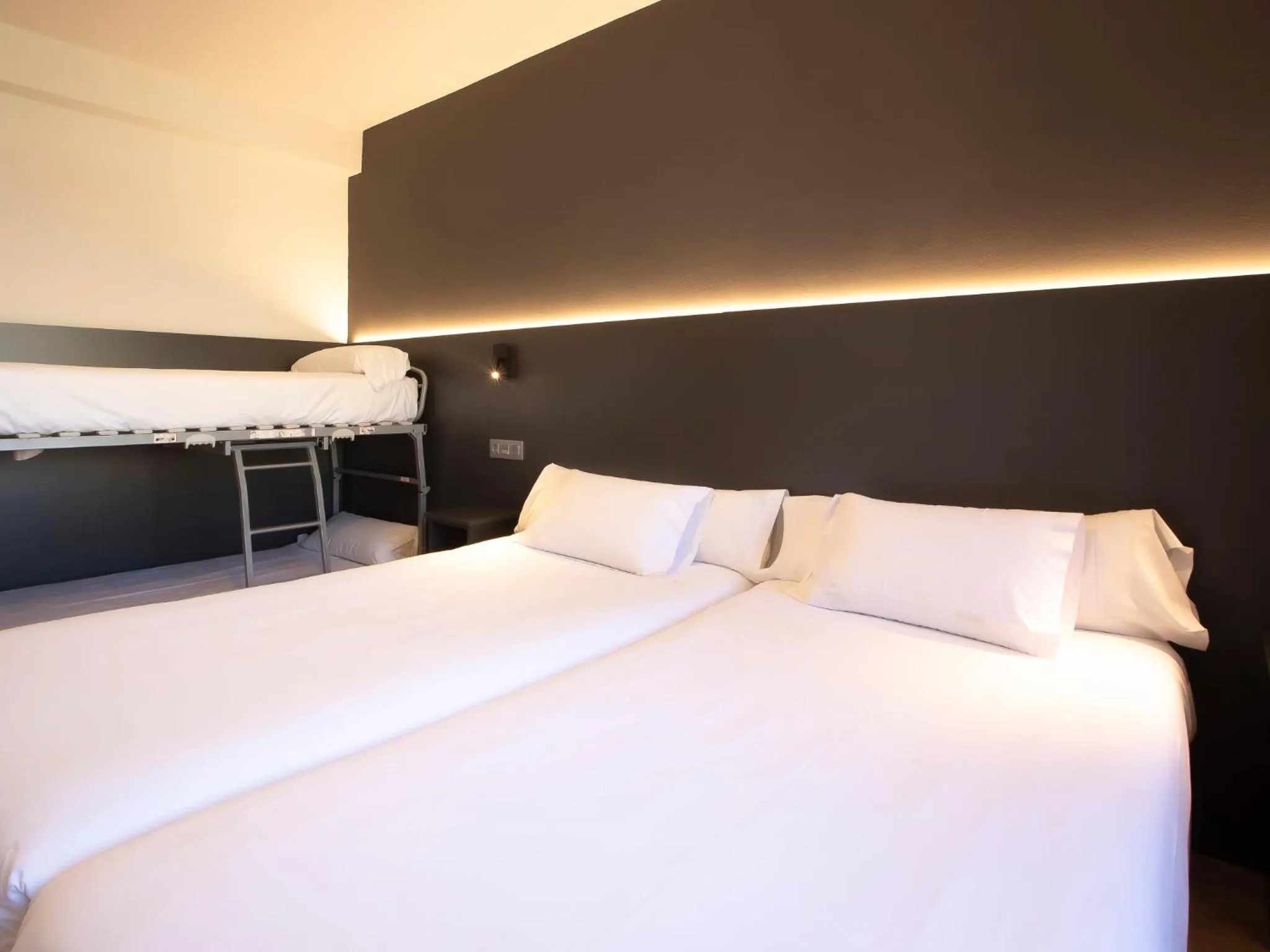 Off site, Bed in Sancho Ramirez