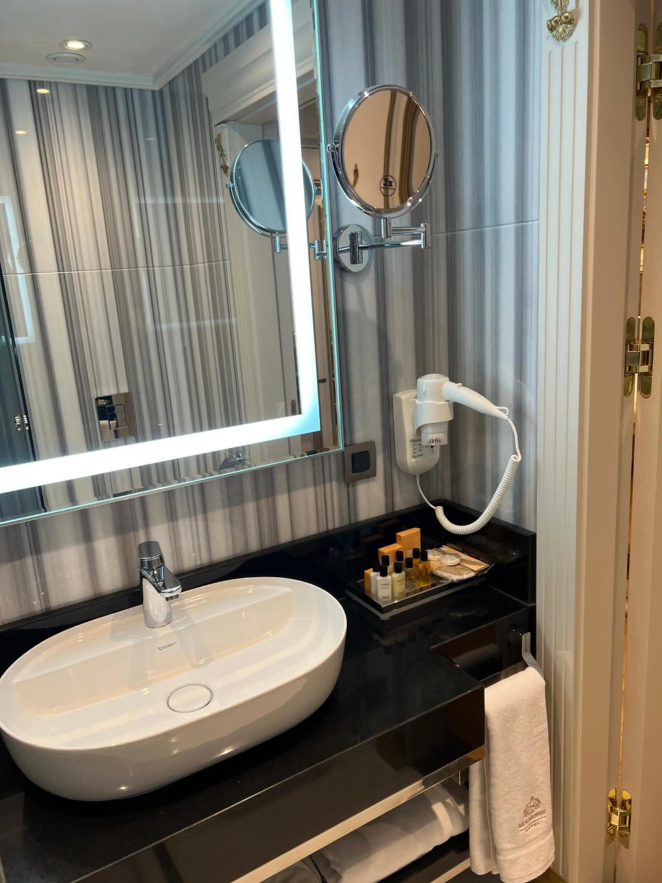 Bathroom in MANORS HOTEL