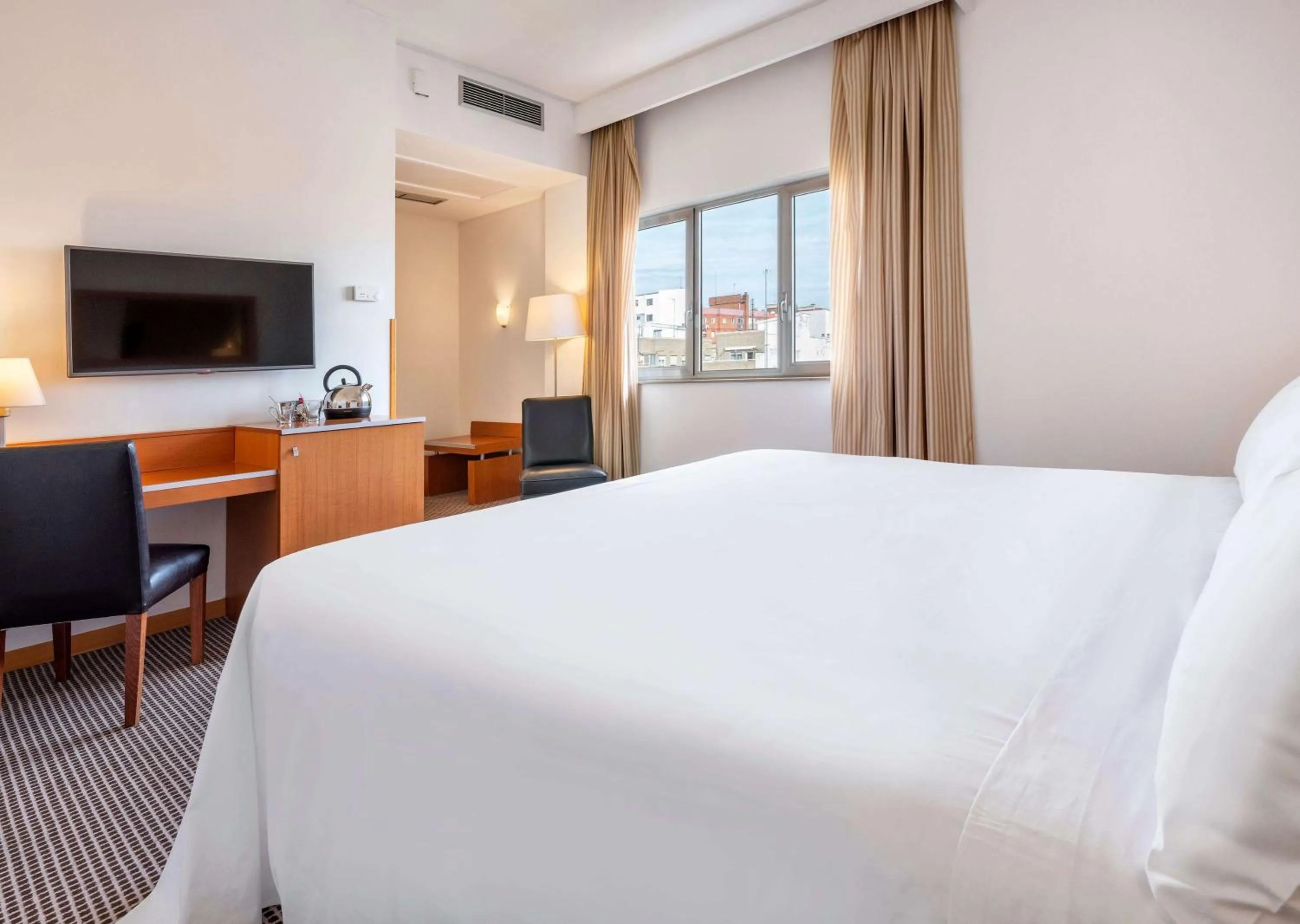 Bedroom, Bed in Hotel Zentral León