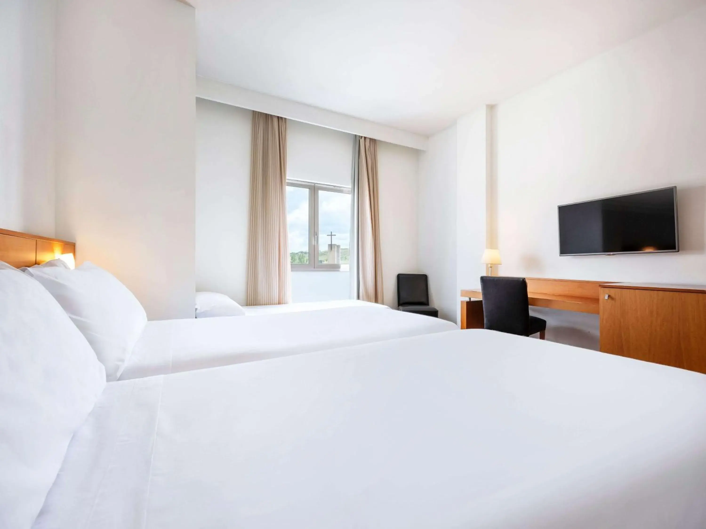 Standard Room with Suppletory Bed in Hotel León Camino Affiliated by Meliá Standard Room with Suppletory Bed in Hotel León Camino Affiliated by Meliá