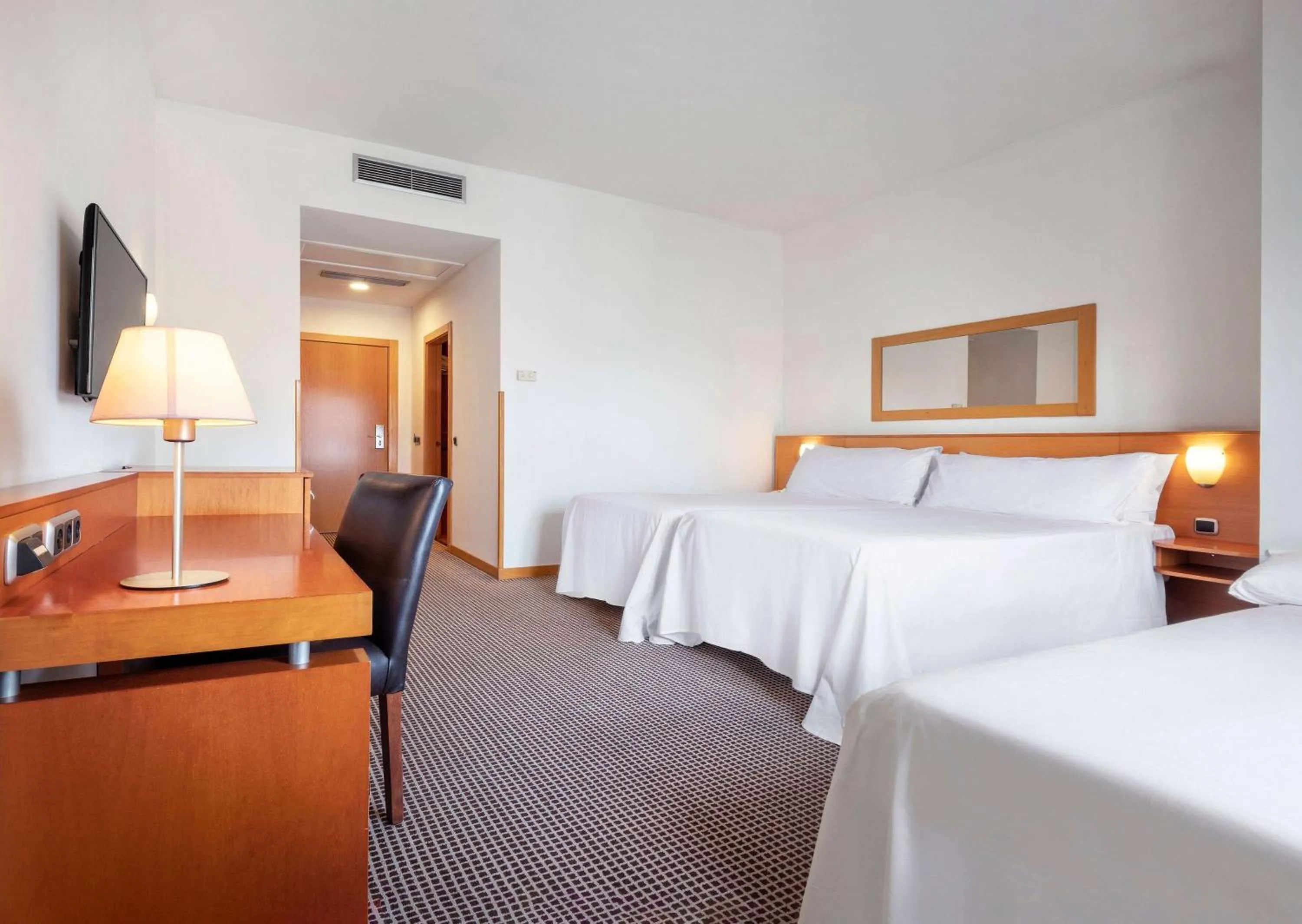 Bedroom, Bed in Hotel Zentral León