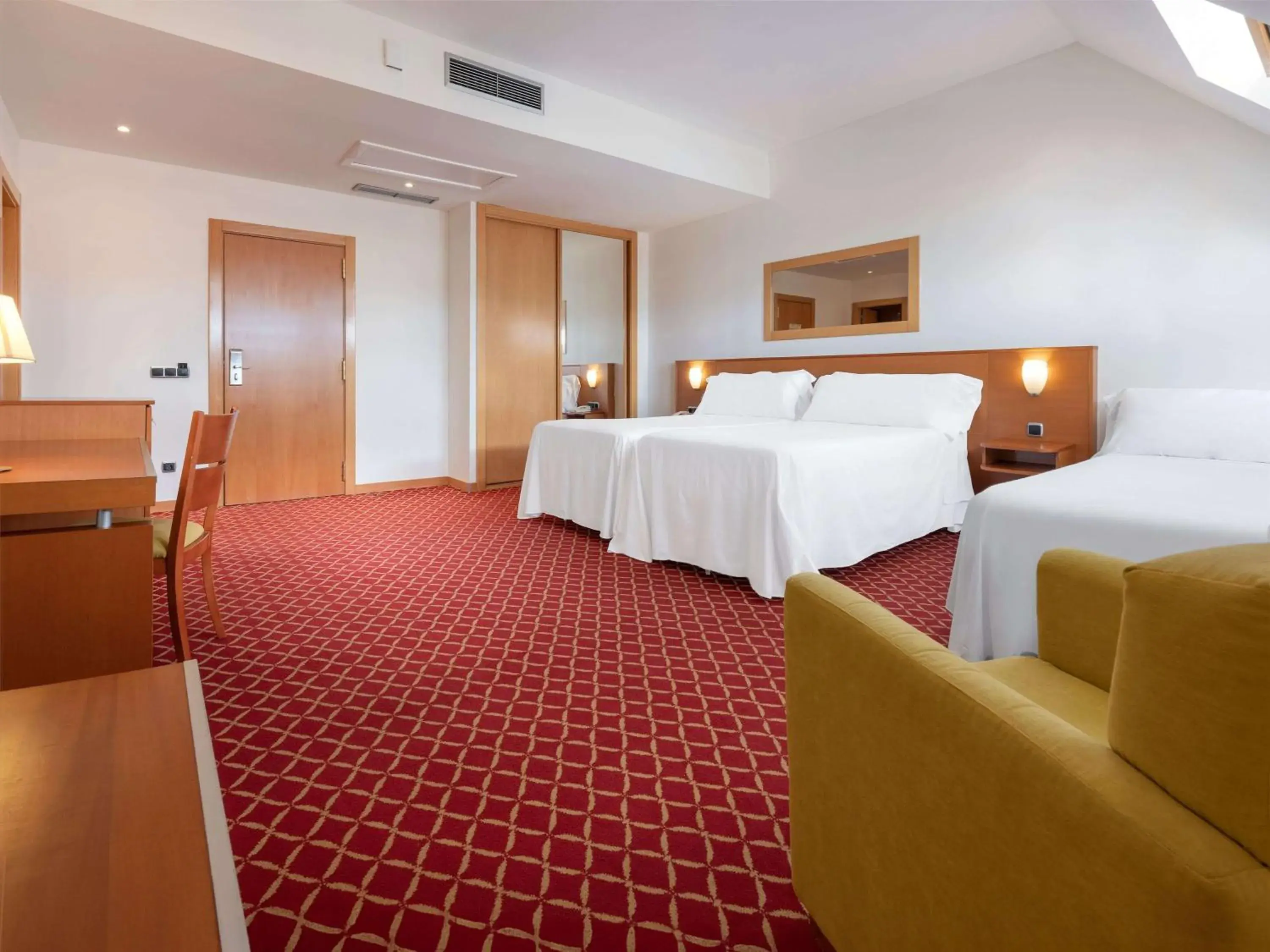 Standard Triple Room in Hotel Zentral León Standard Triple Room in Hotel Zentral León