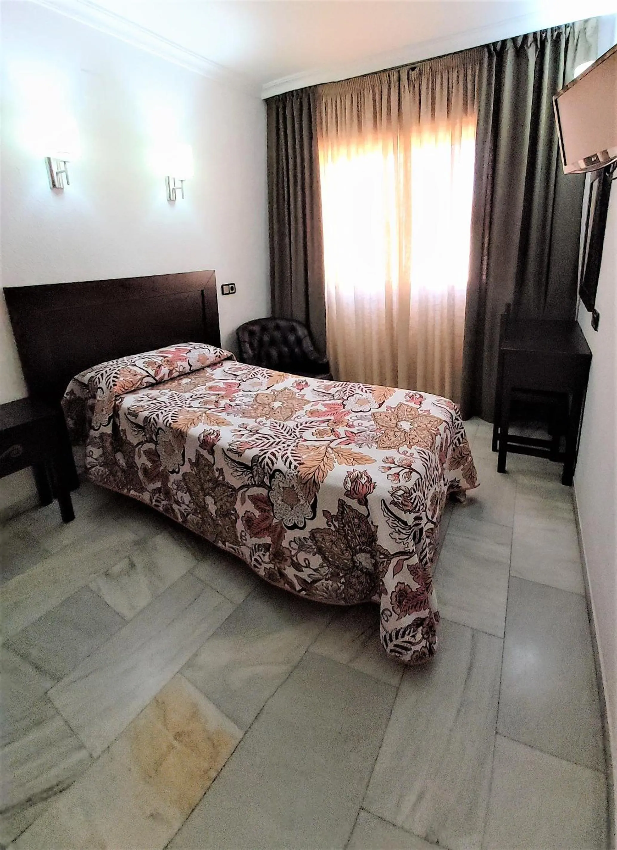 Photo of the whole room, Bed in Hotel Averroes