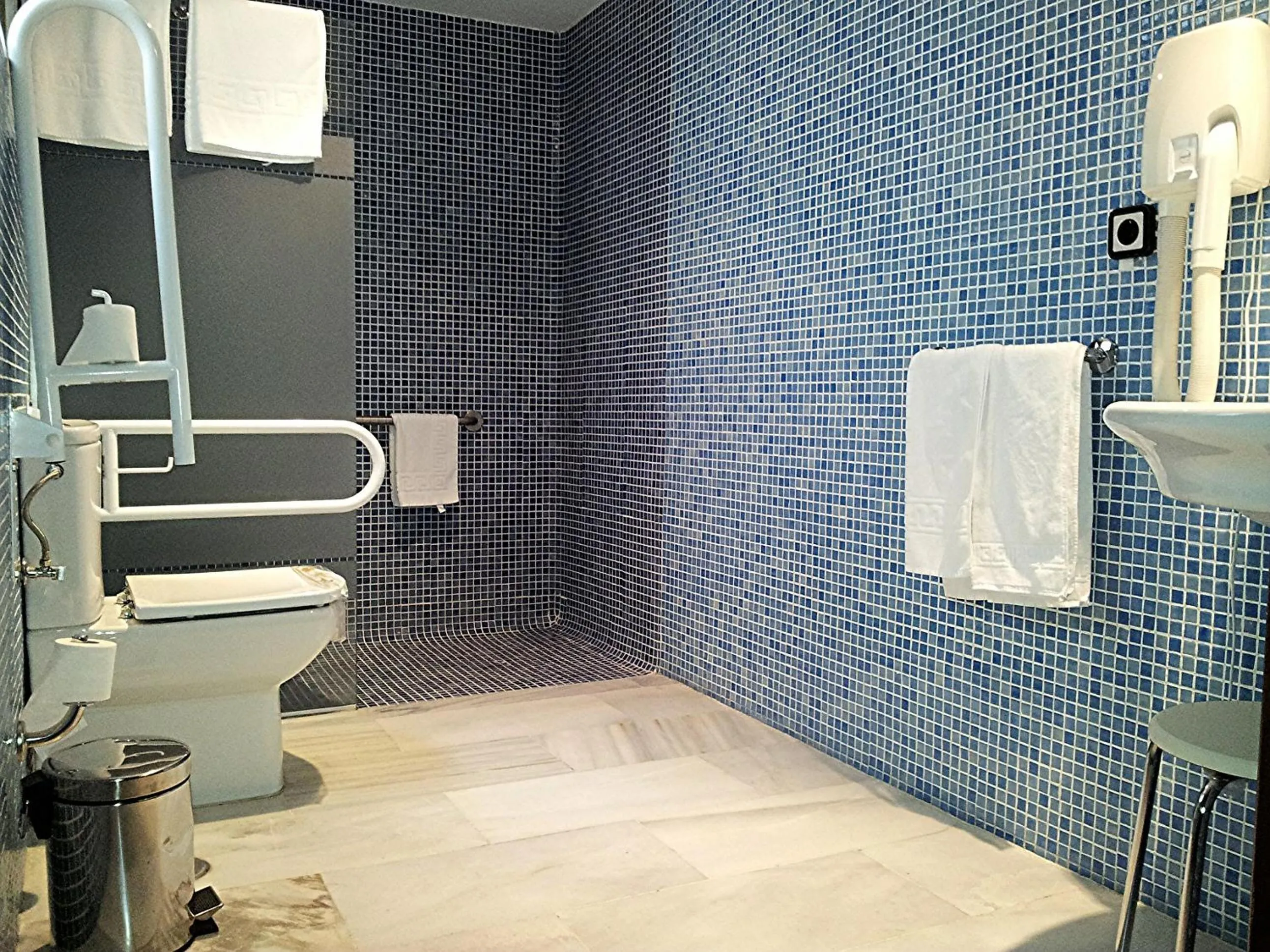 Bathroom in Hotel Averroes