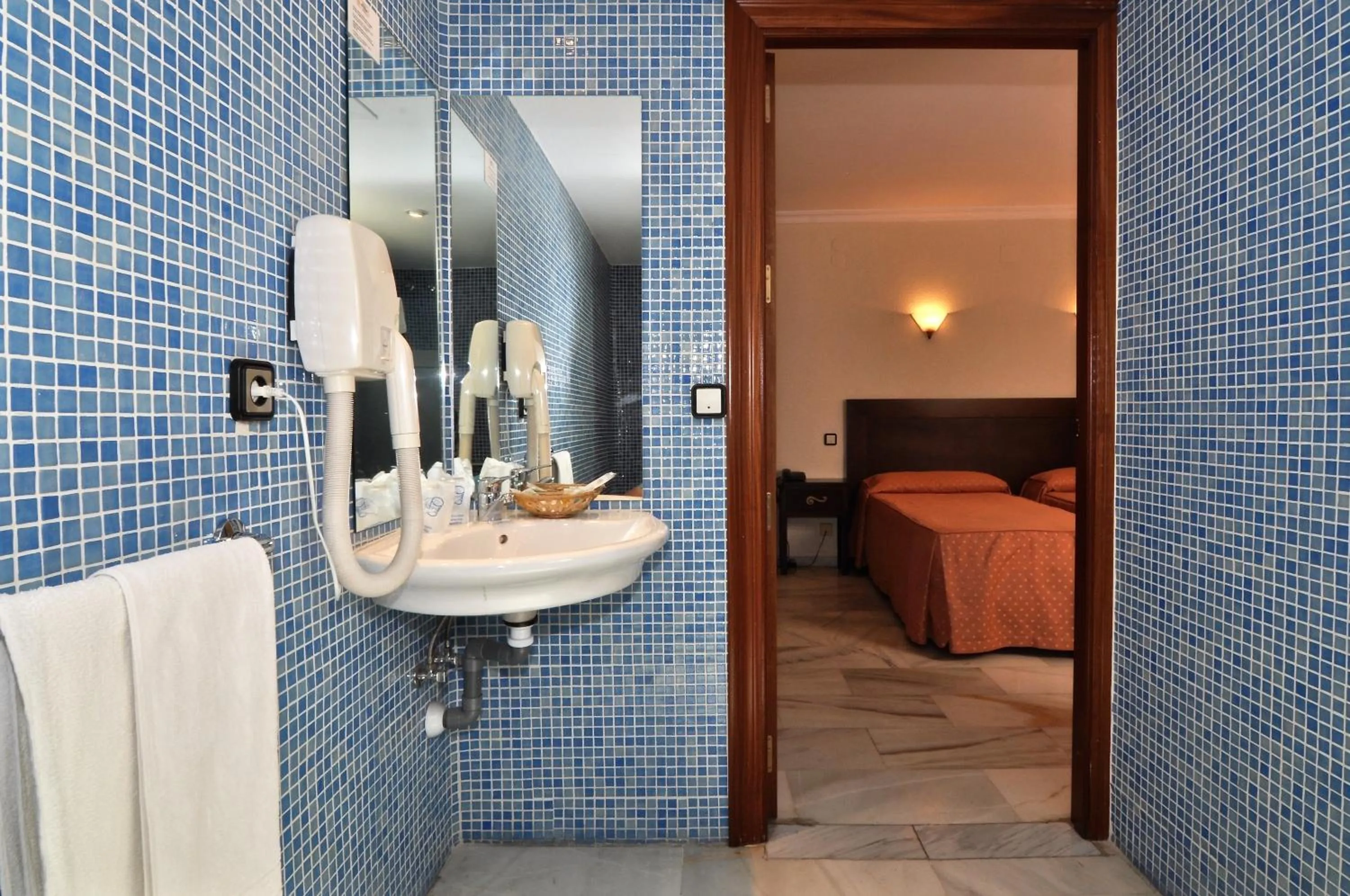 Bathroom, Bed in Hotel Averroes