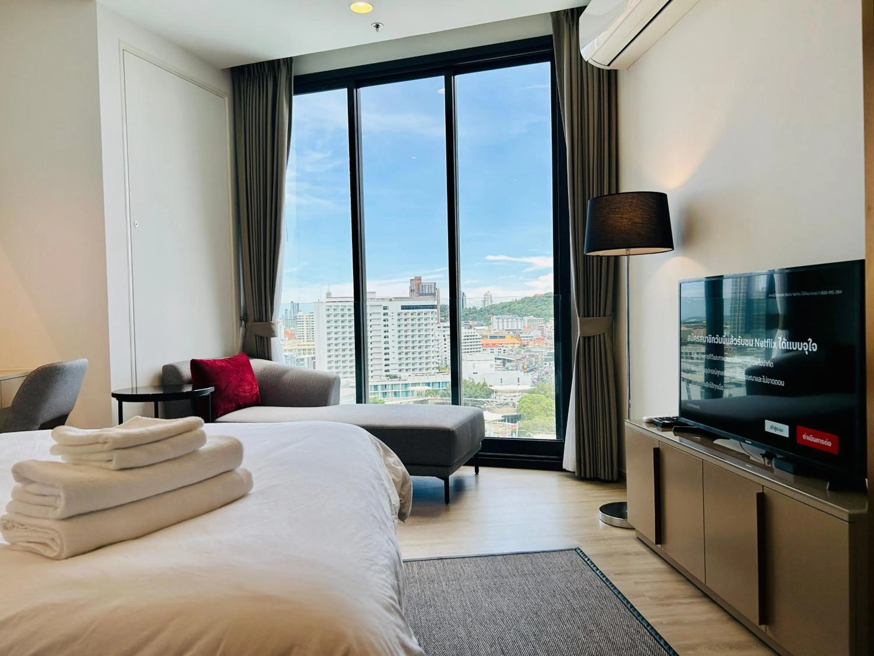 Communal lounge/ TV room, Bed in Edge Central Pattaya By YoYo