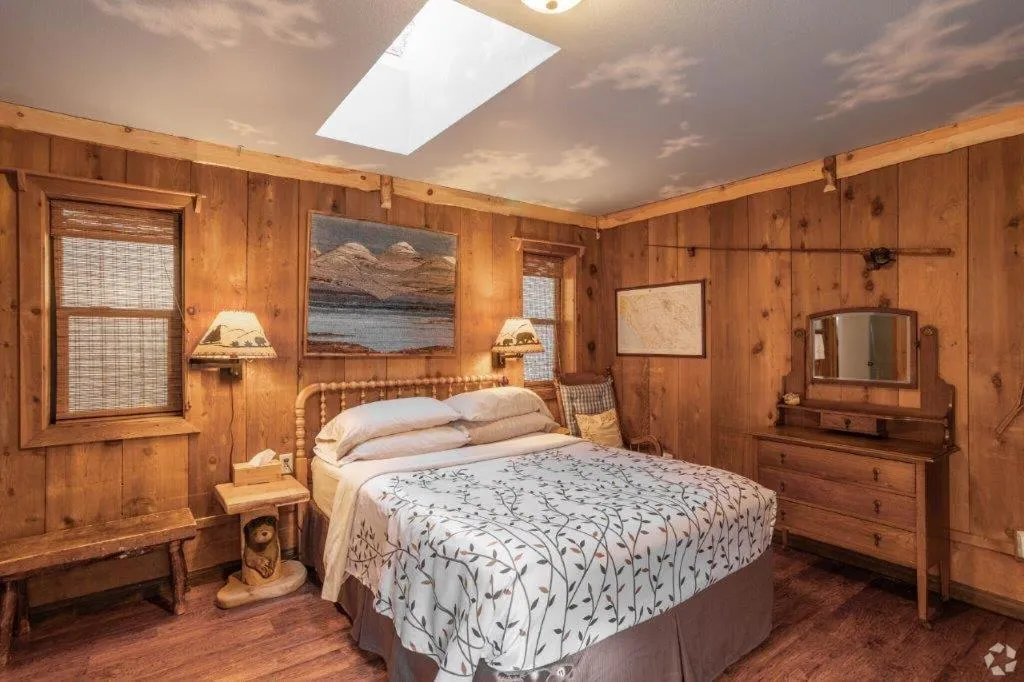 Bed in Idyllwild Inn