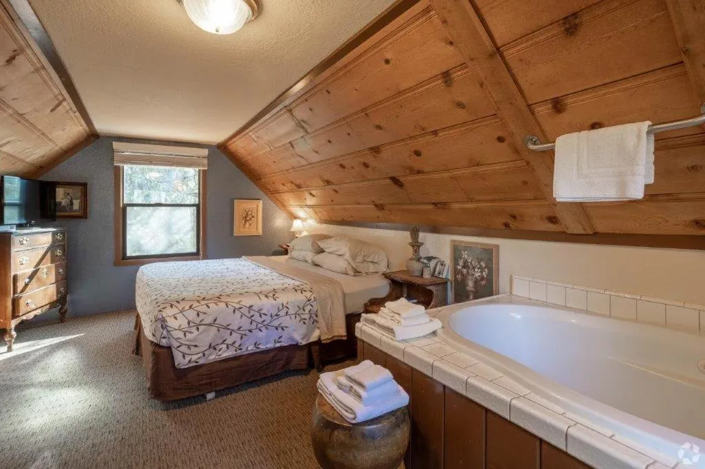 Bed in Idyllwild Inn