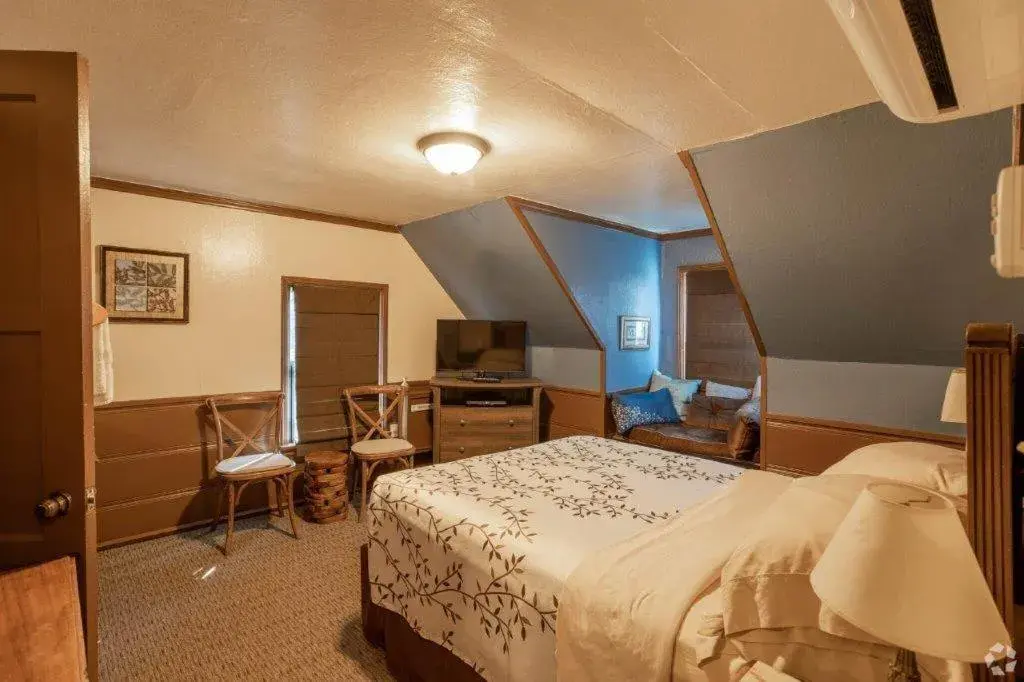 Standard Queen Room in Idyllwild Inn Standard Queen Room in Idyllwild Inn