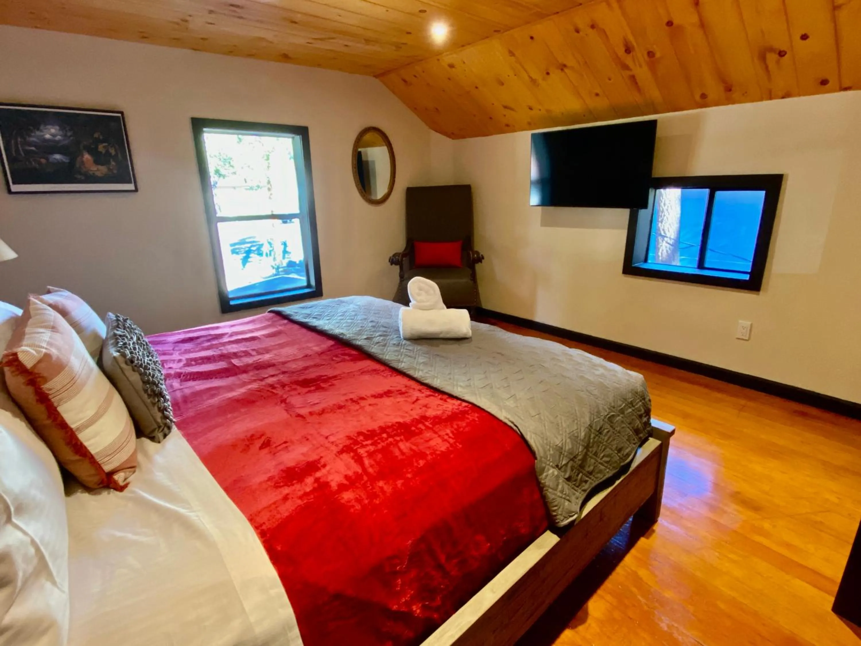 Bed in Idyllwild Inn