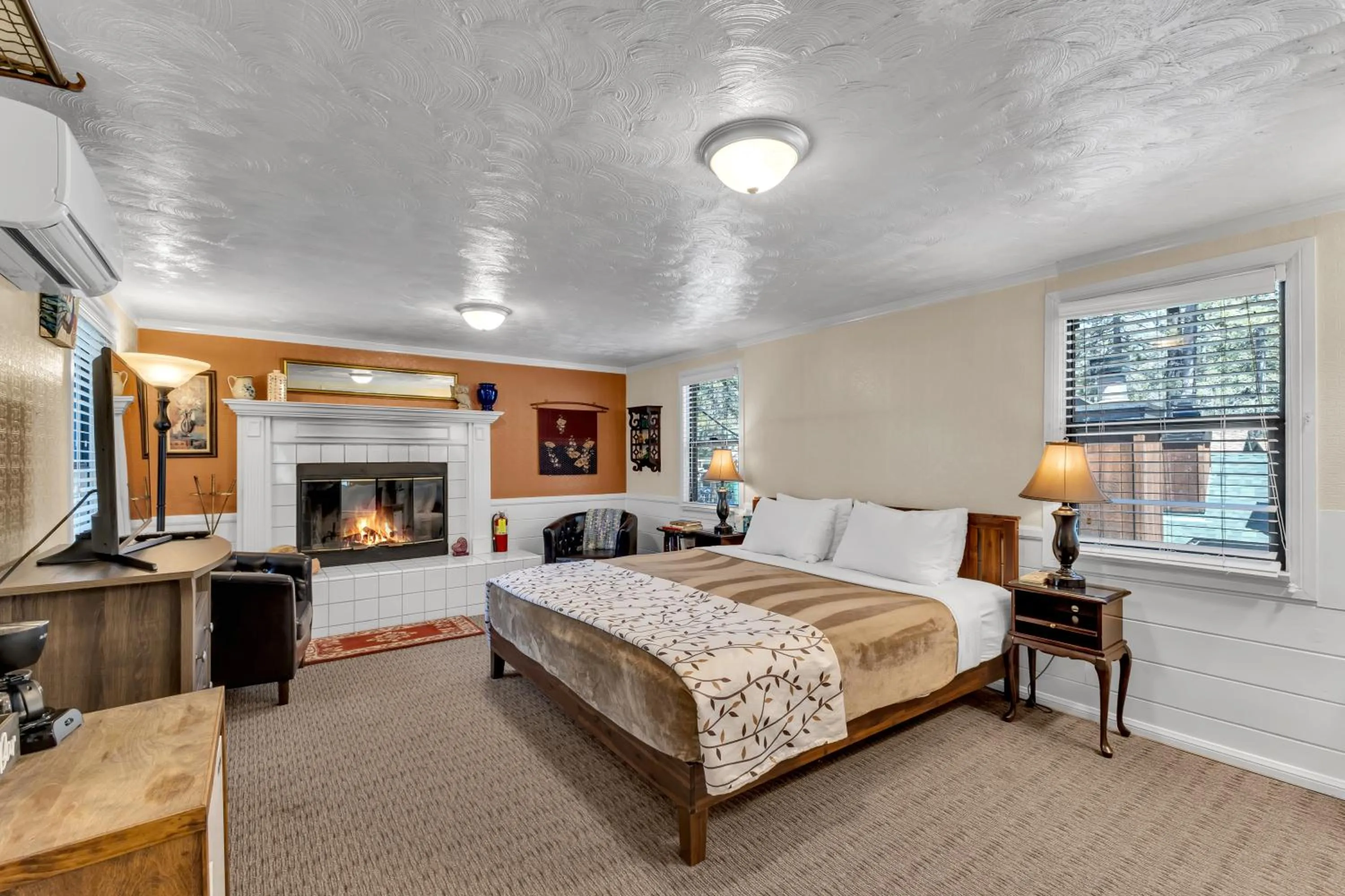 Bed in Idyllwild Inn