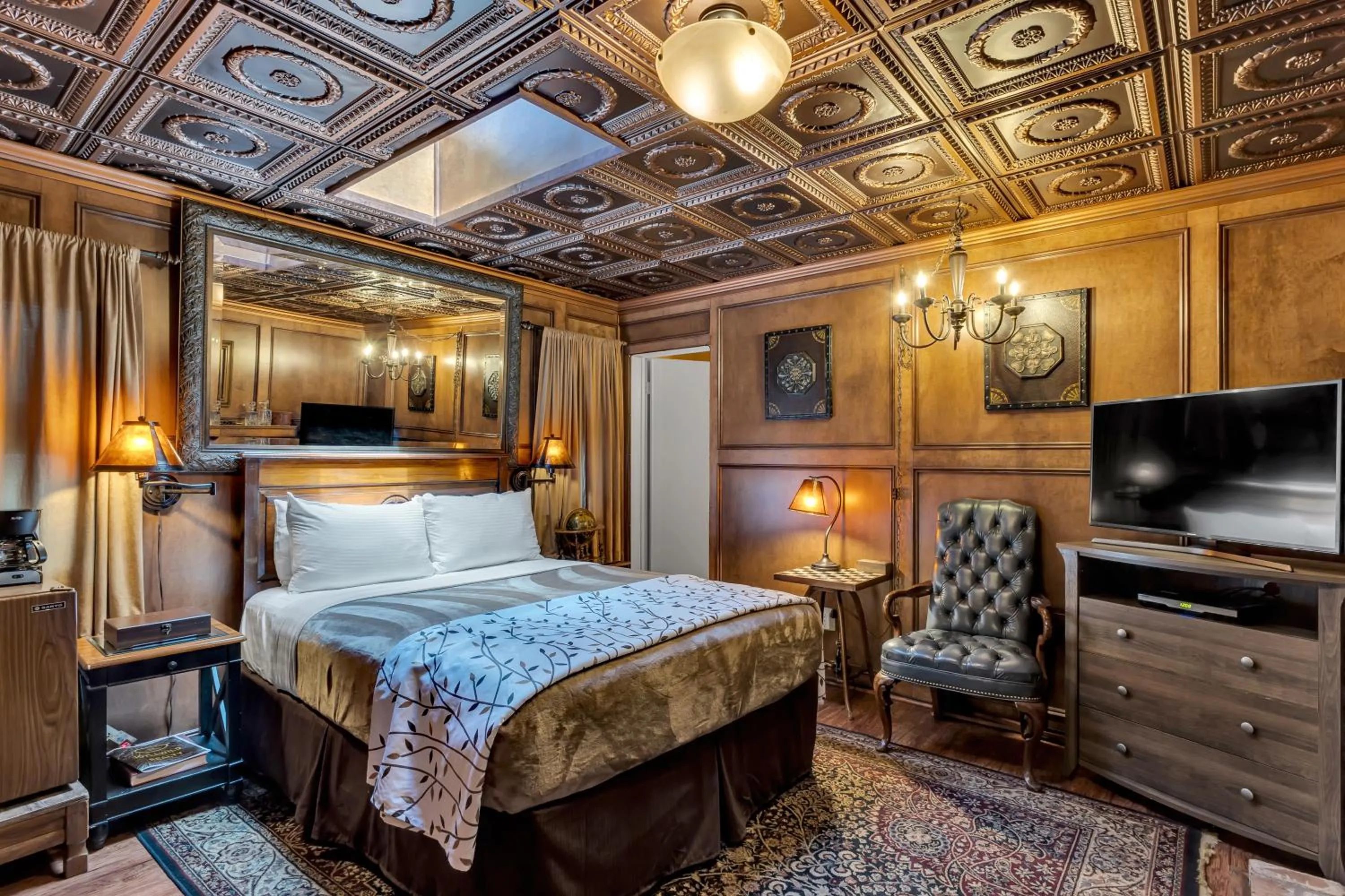 Bed in Idyllwild Inn