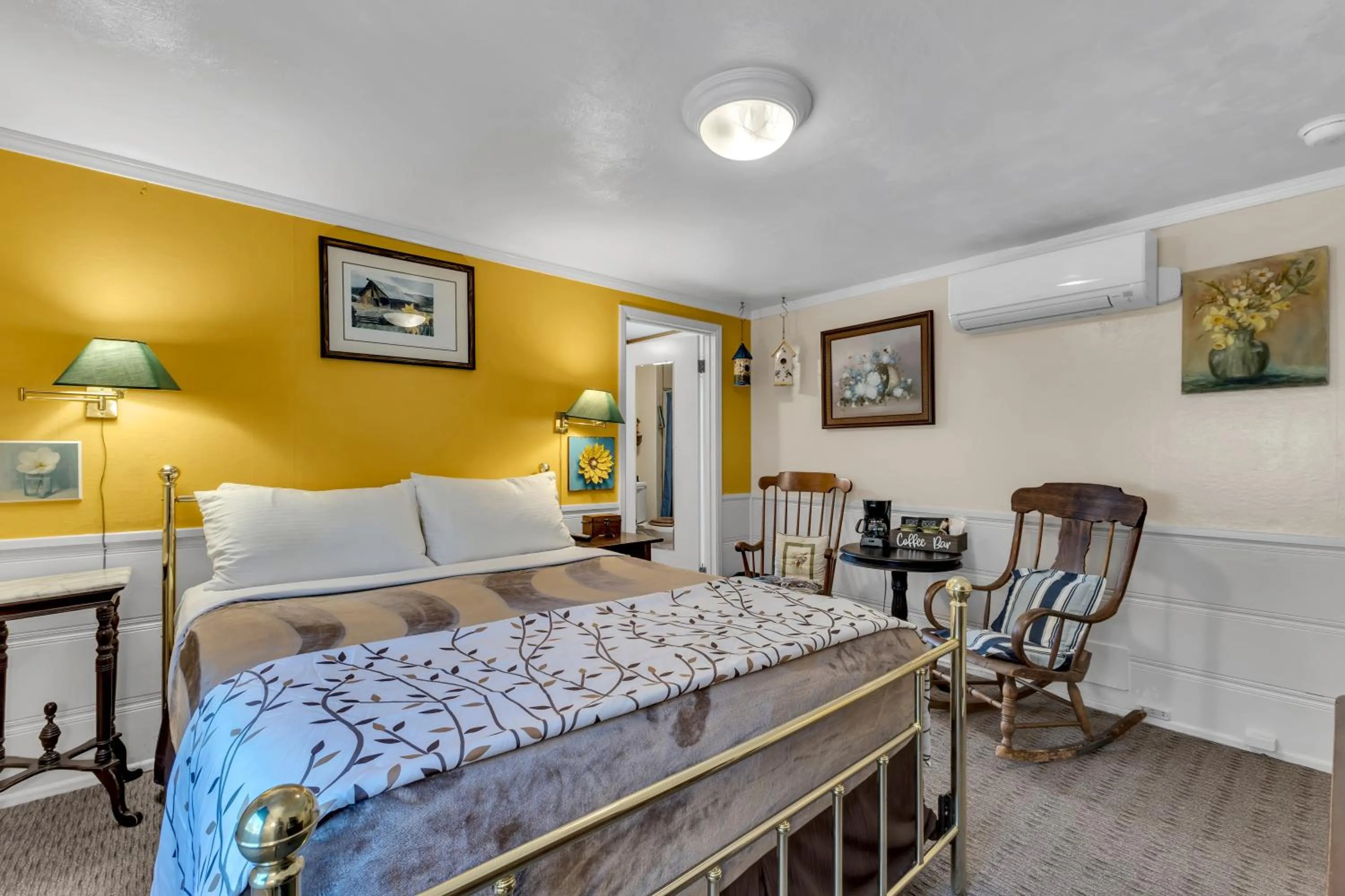 Bed in Idyllwild Inn