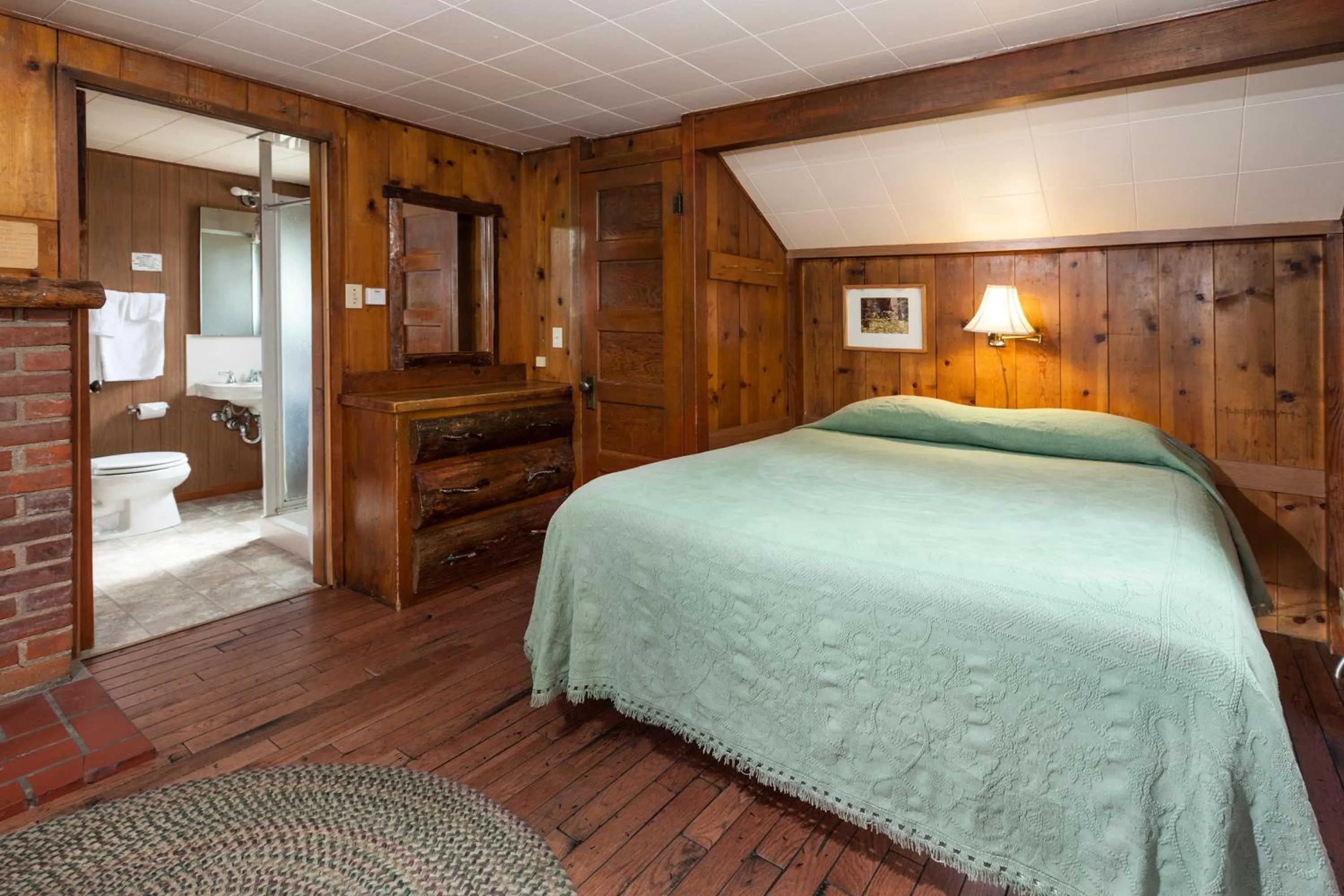 Bed in Idyllwild Inn