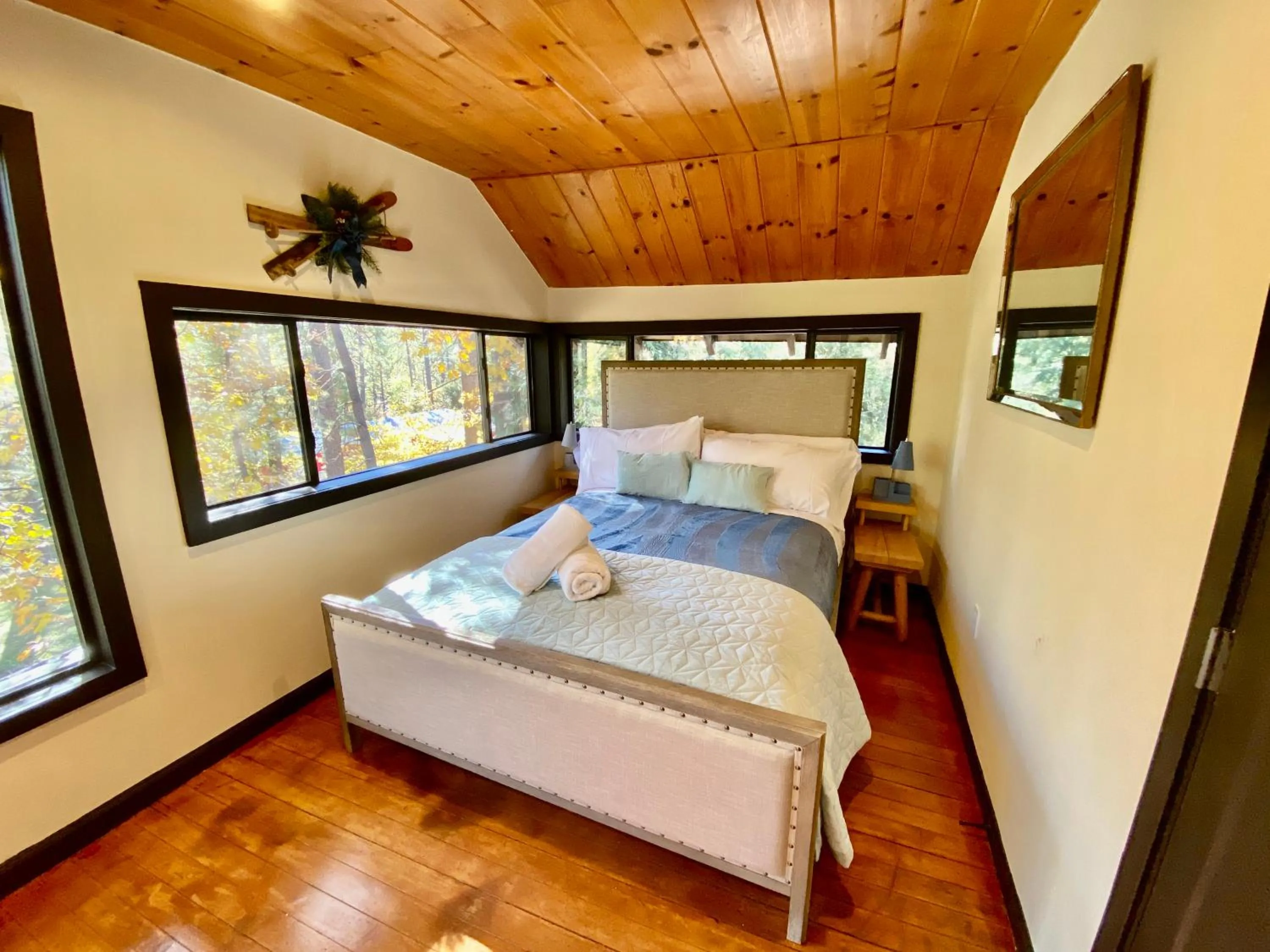 Bed in Idyllwild Inn