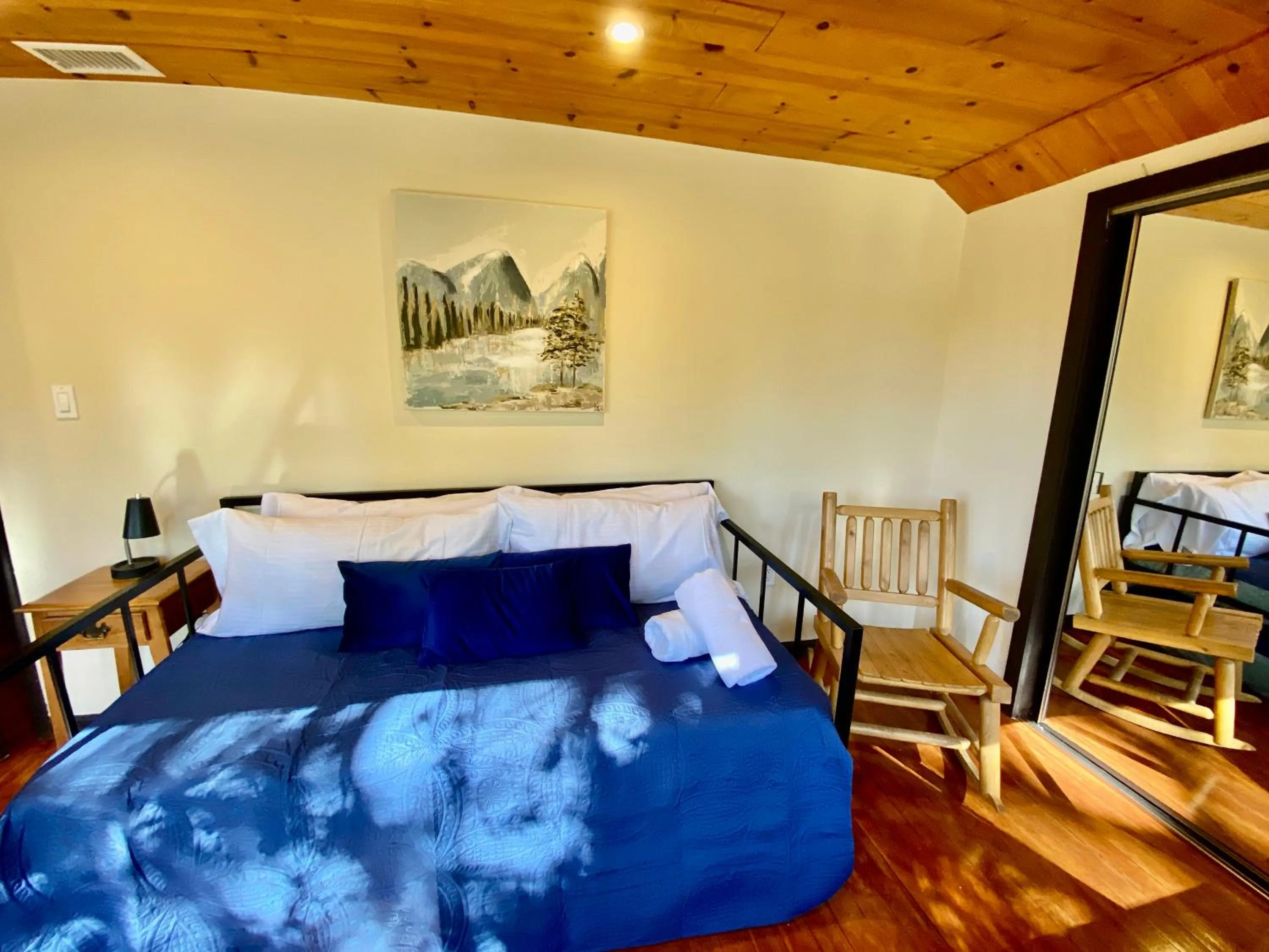 Bed in Idyllwild Inn