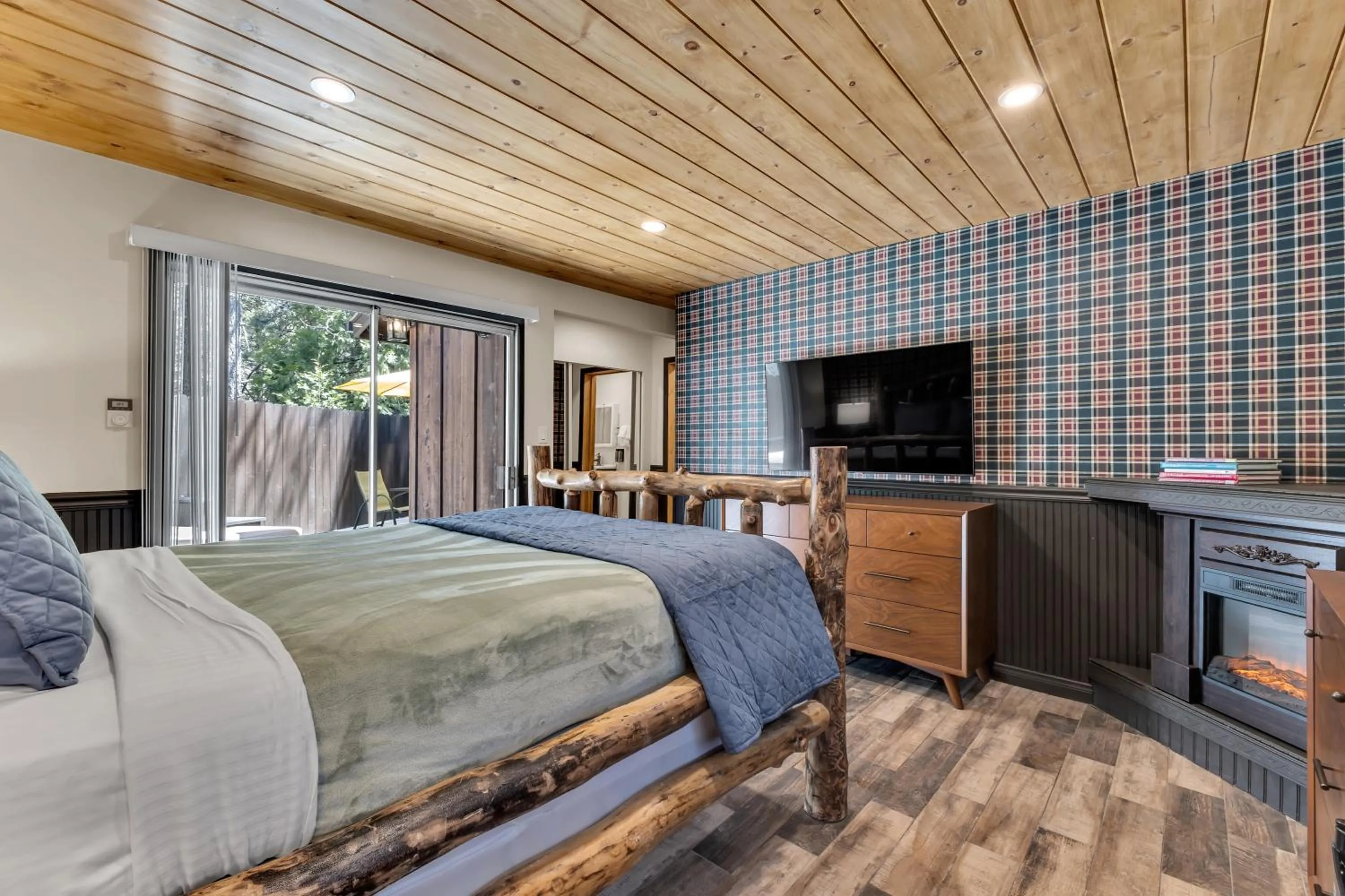 Bed in Idyllwild Inn