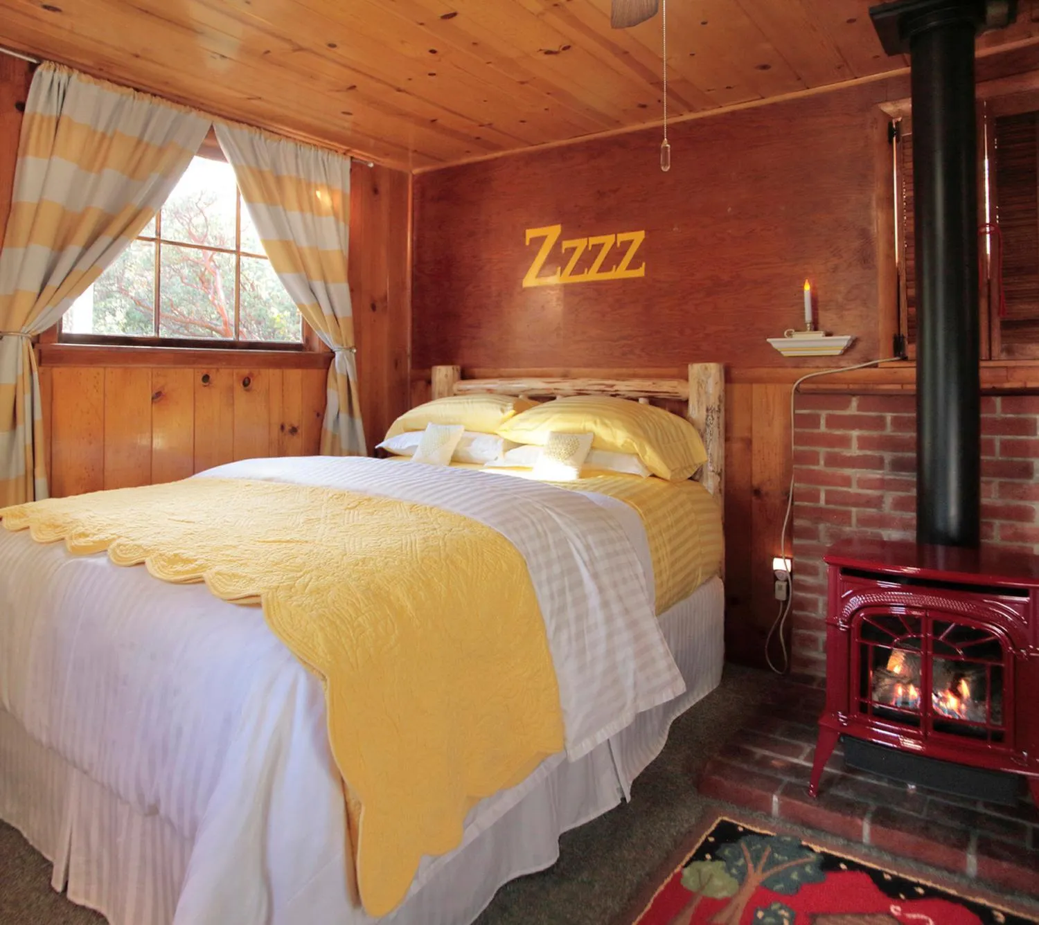Bed in Idyllwild Inn