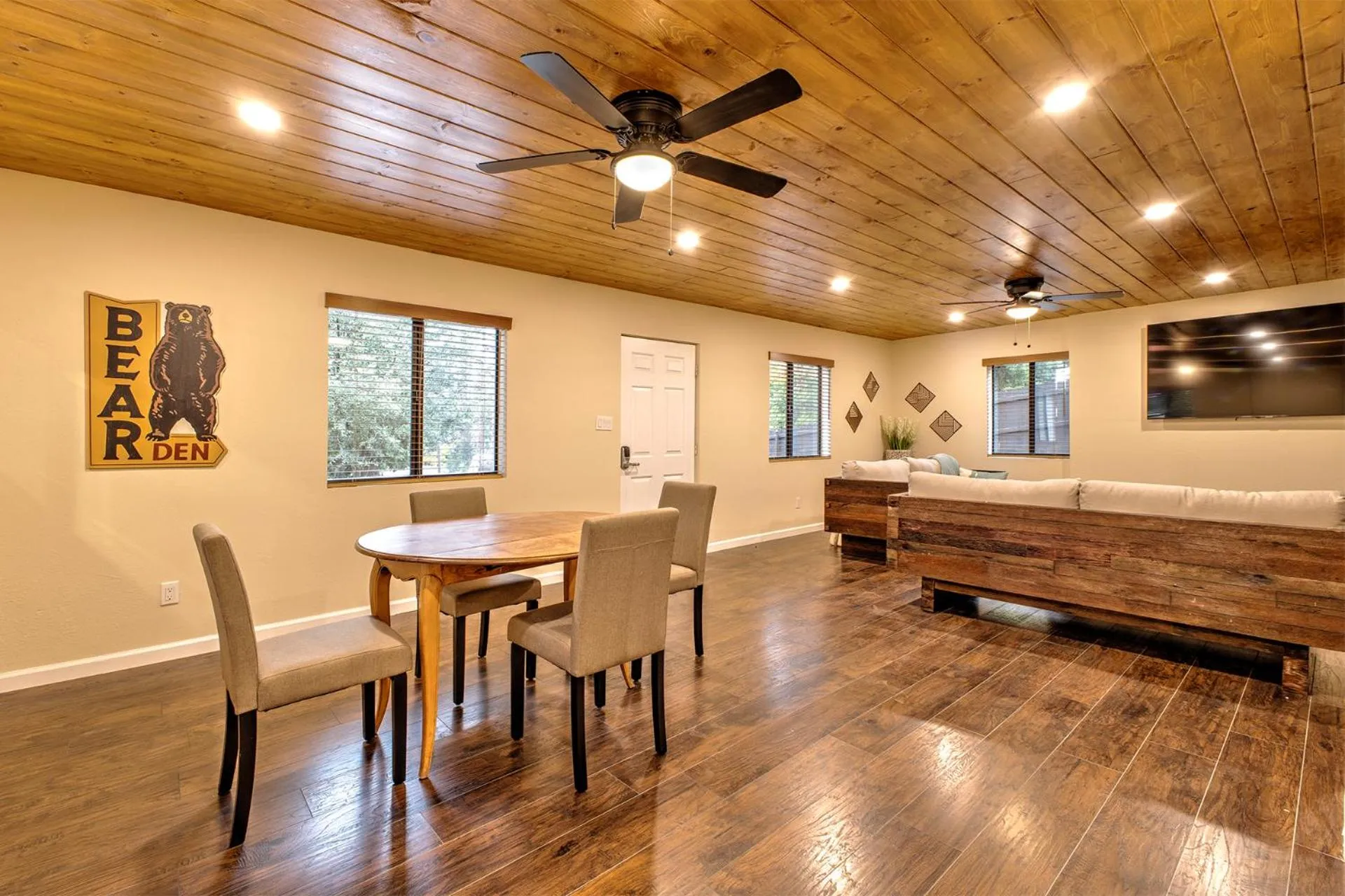 TV and multimedia in Idyllwild Inn