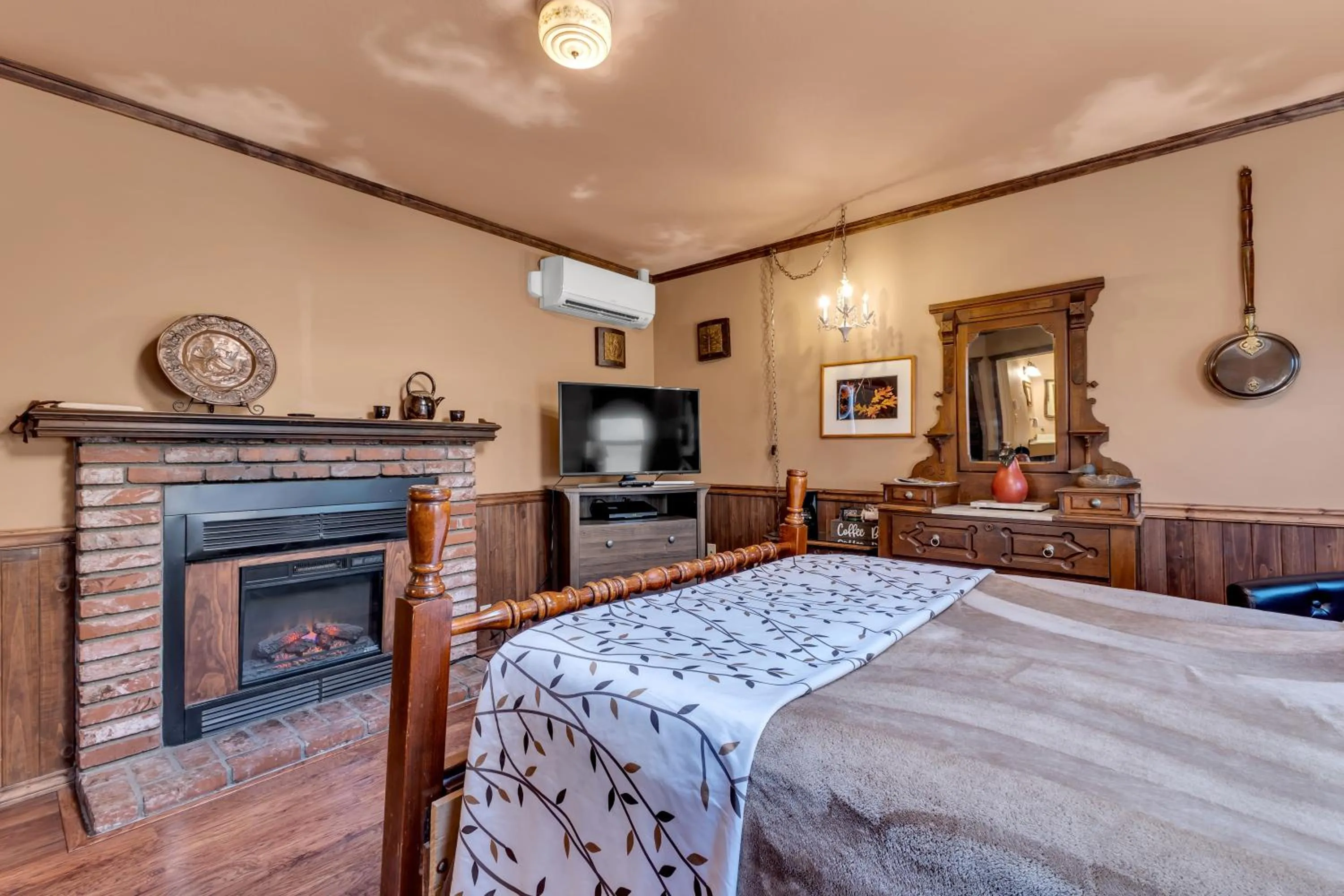 Bed in Idyllwild Inn