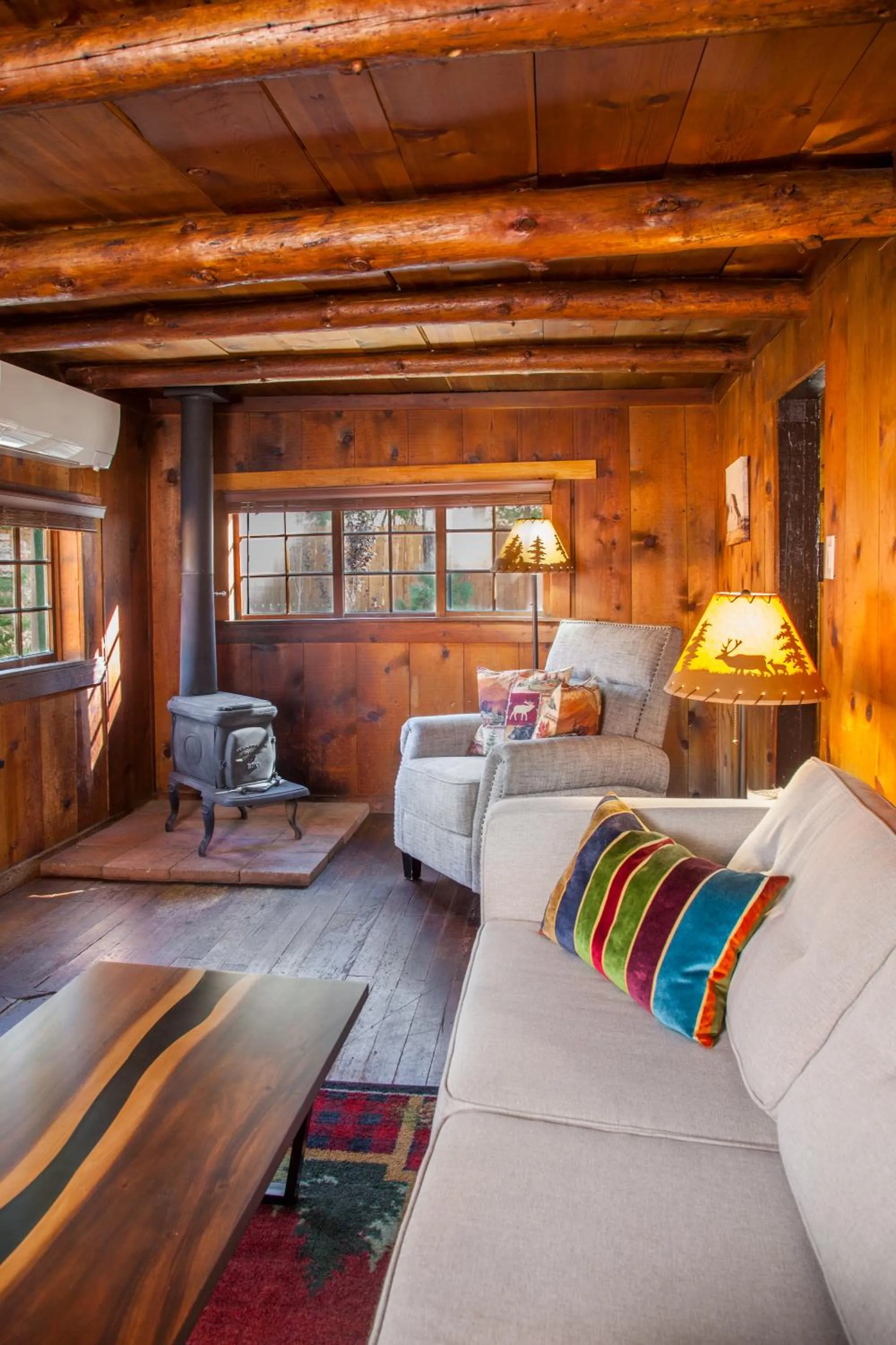 Bed in Idyllwild Inn