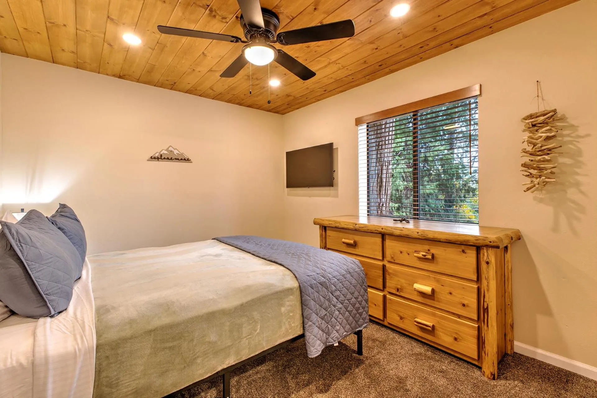 Bed in Idyllwild Inn