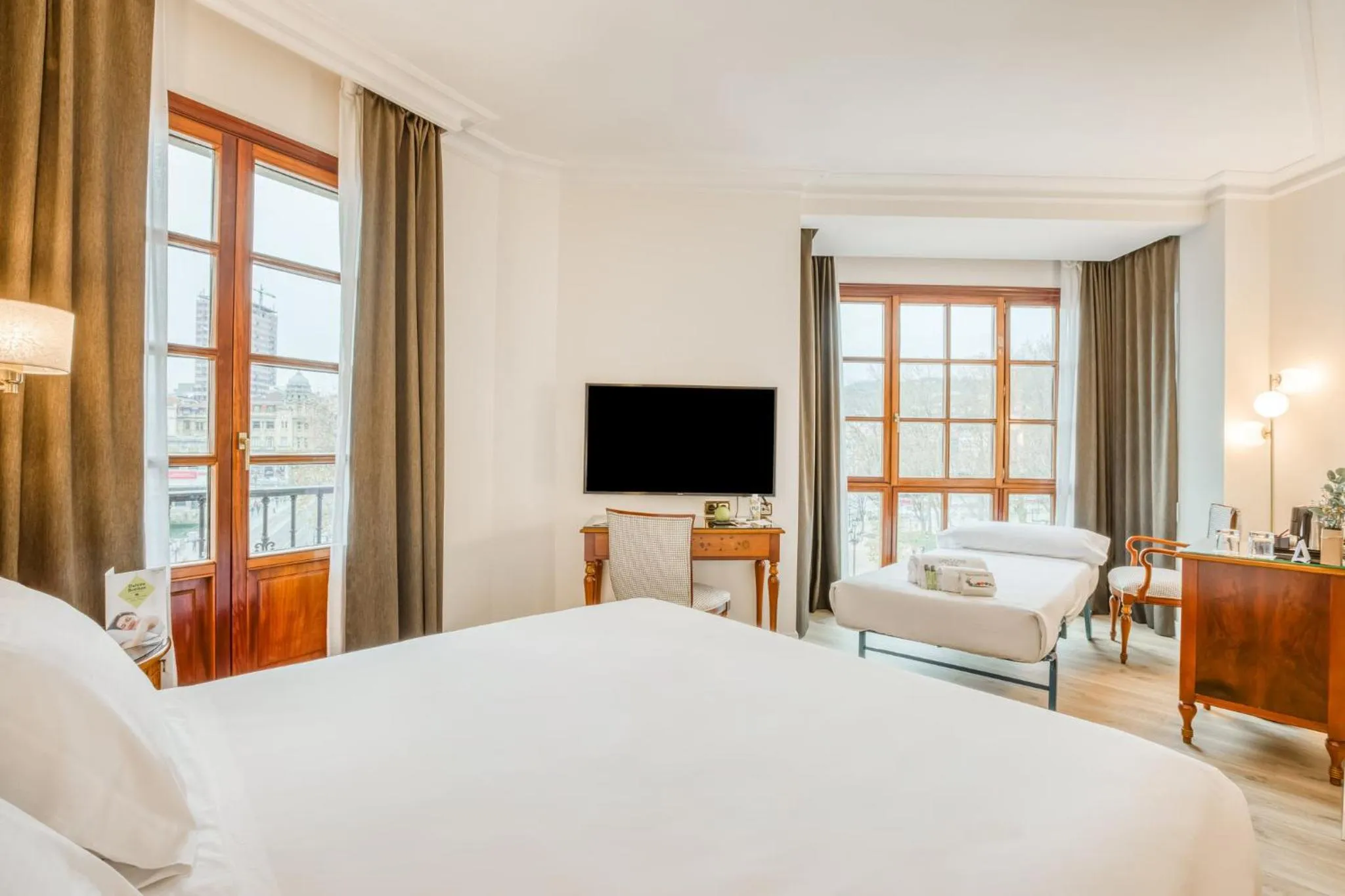 Photo of the whole room, Bed in Sercotel Arenal Bilbao