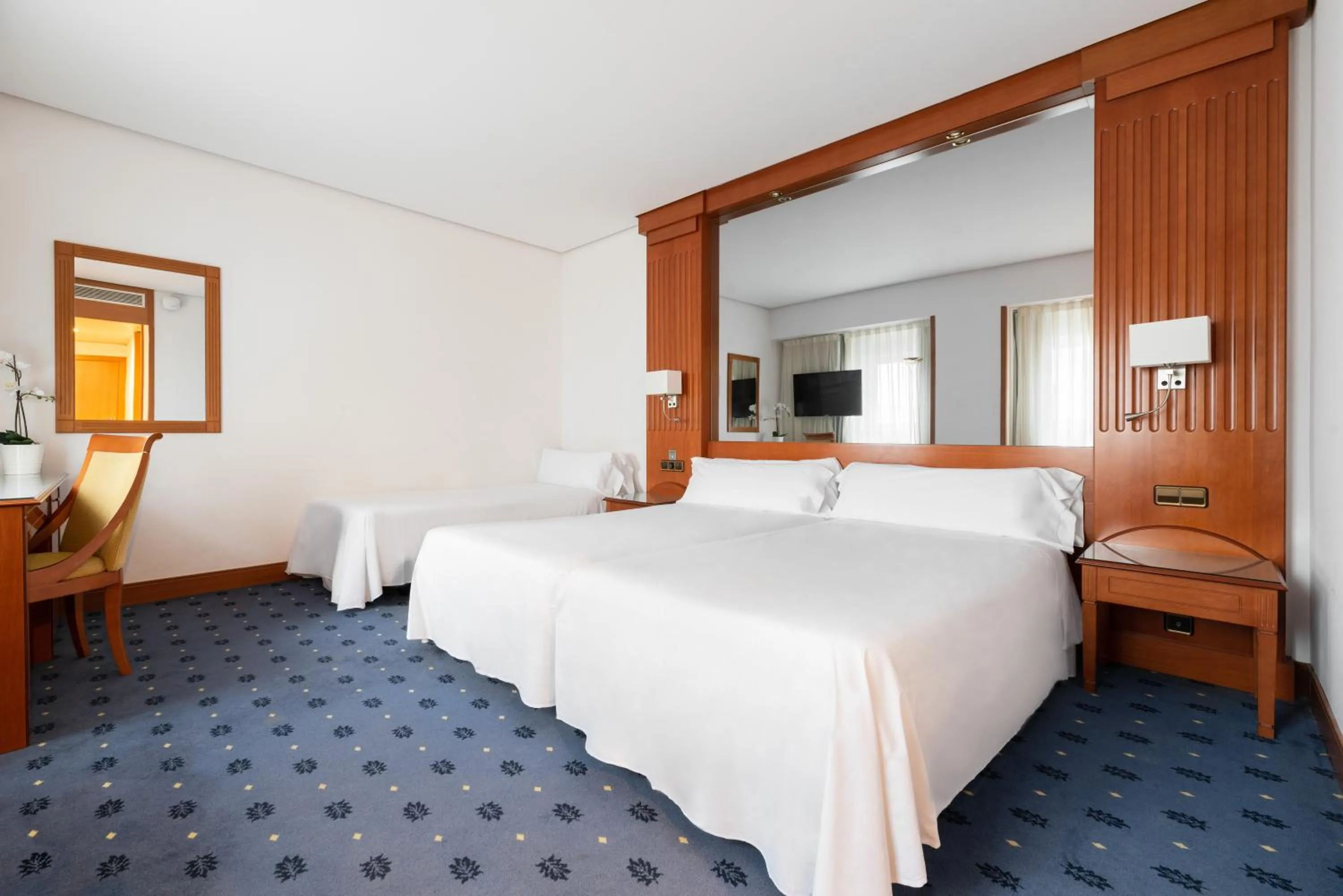 Photo of the whole room, Bed in Exe Coruña