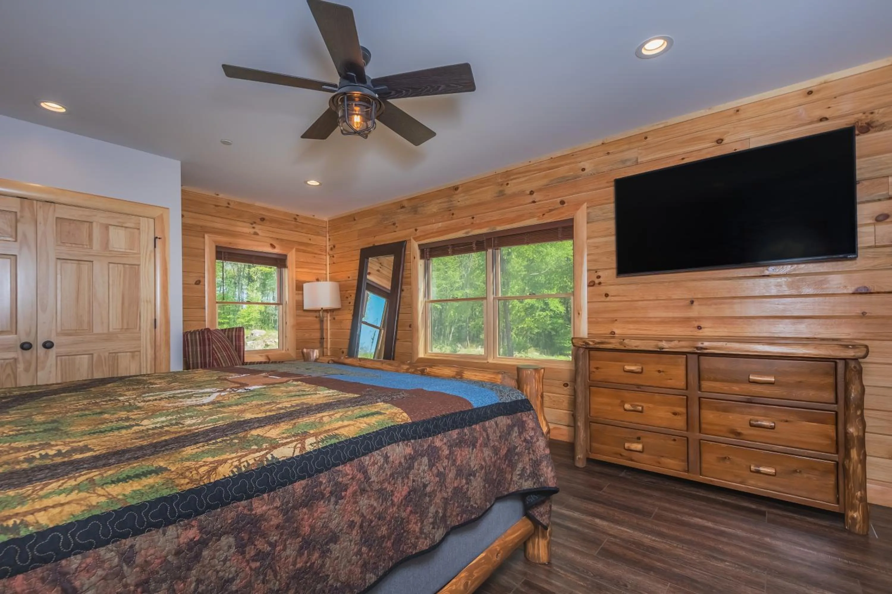 Property building, Bed in CJs Mountain Lodge
