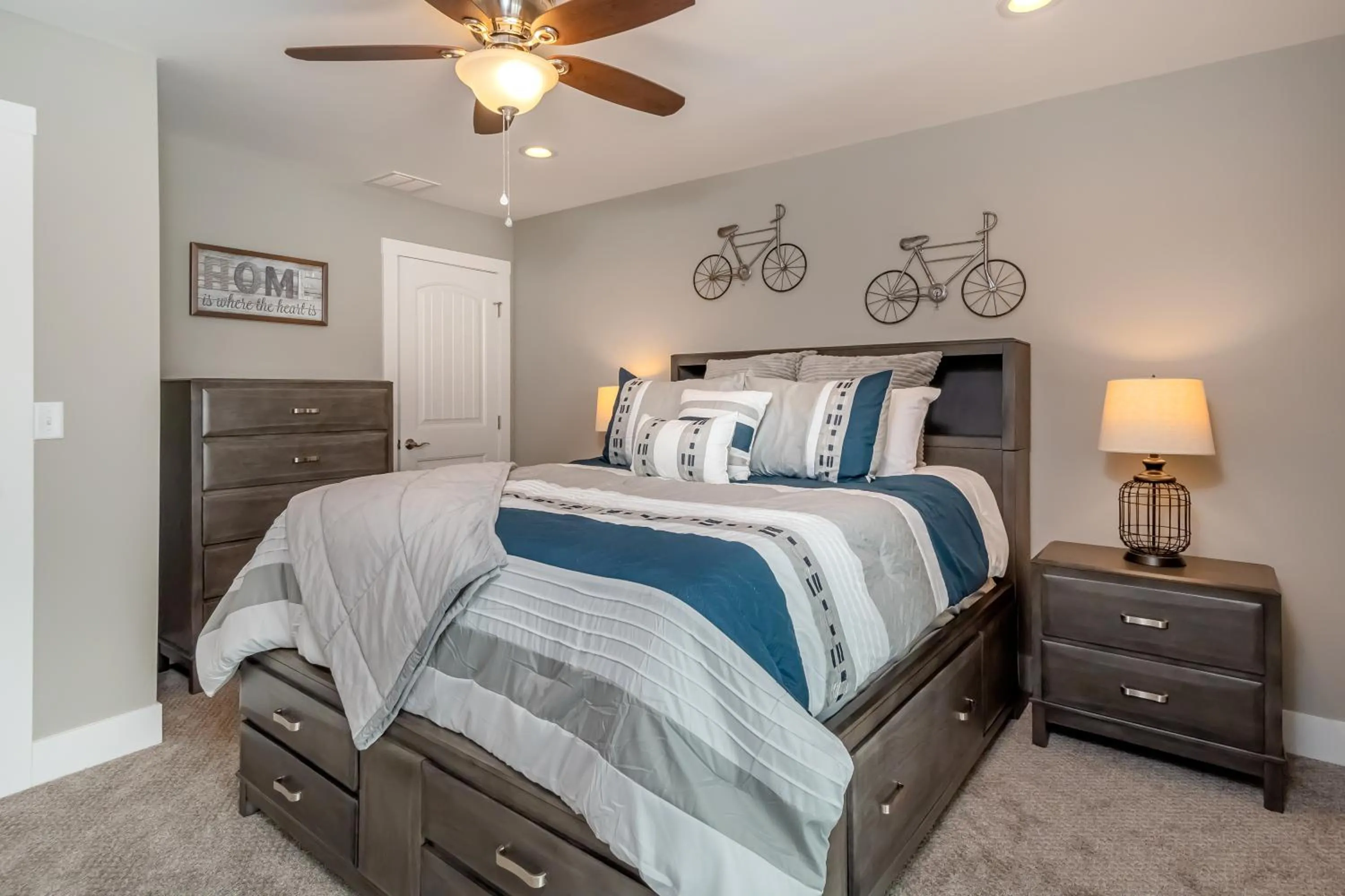 Property building, Bed in Alla Famiglia