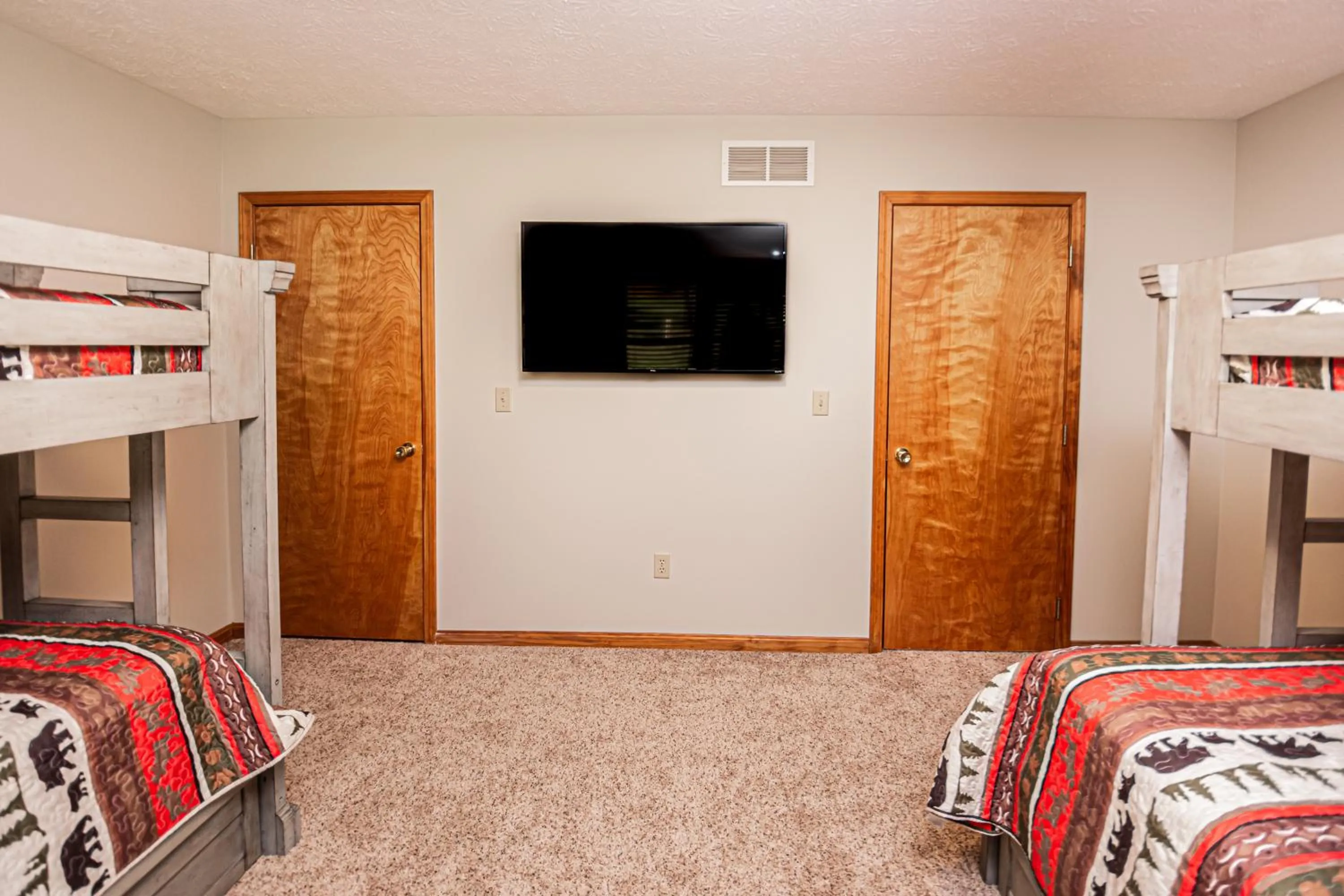 Property building, Bed in Dancing Bear Lodge
