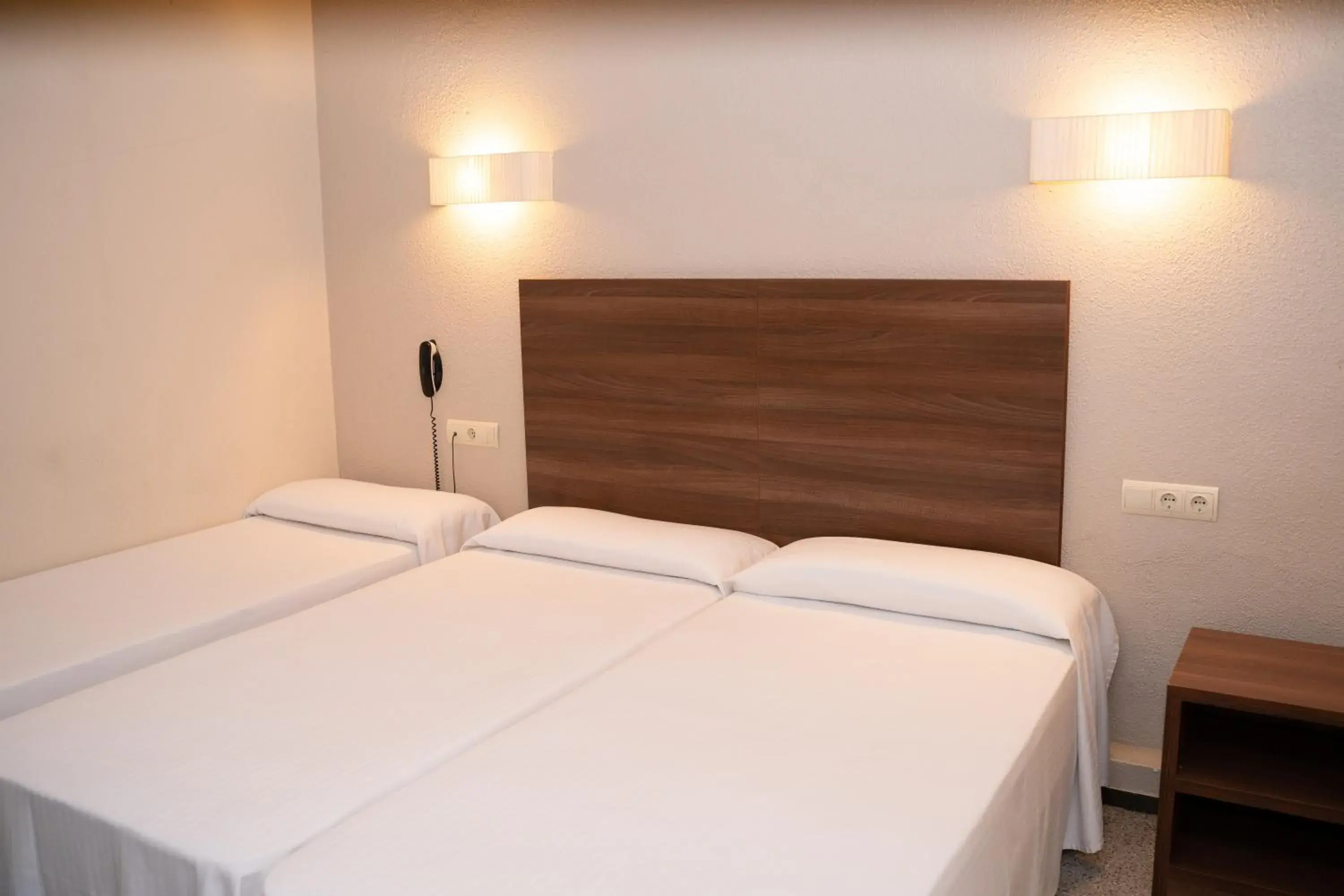 Classic Triple Room (3 Adults) in Espanya - 30º hotels Classic Triple Room (3 Adults) in Espanya - 30º hotels