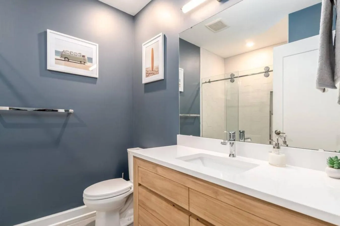 Bathroom in Soaring 2-Bedroom Parkside Loft Walkable to it All