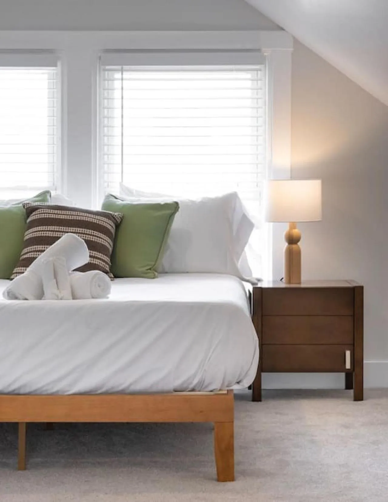 Bed in Deluxe 4-Bedroom w Huge Deck 3-Min to Downtown