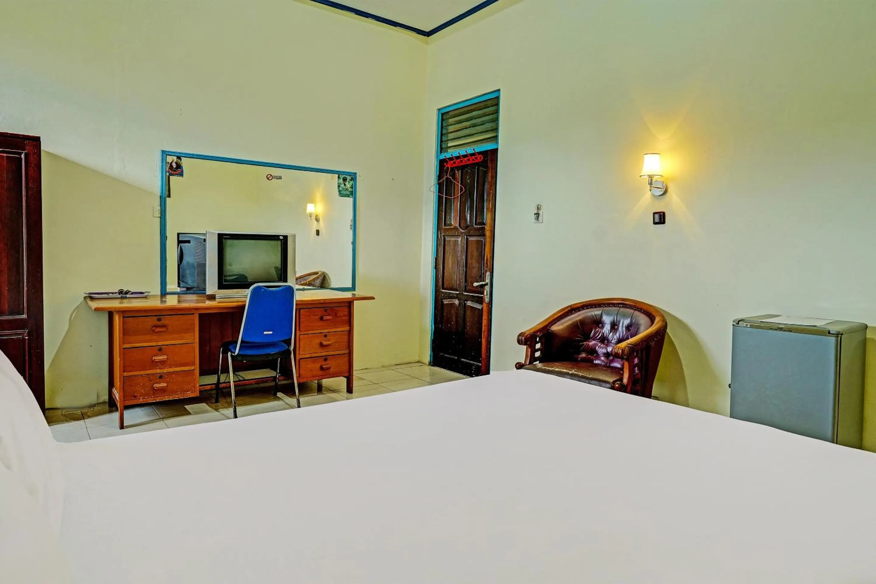 Bedroom in Capital O 91806 Hotel Batu Suli