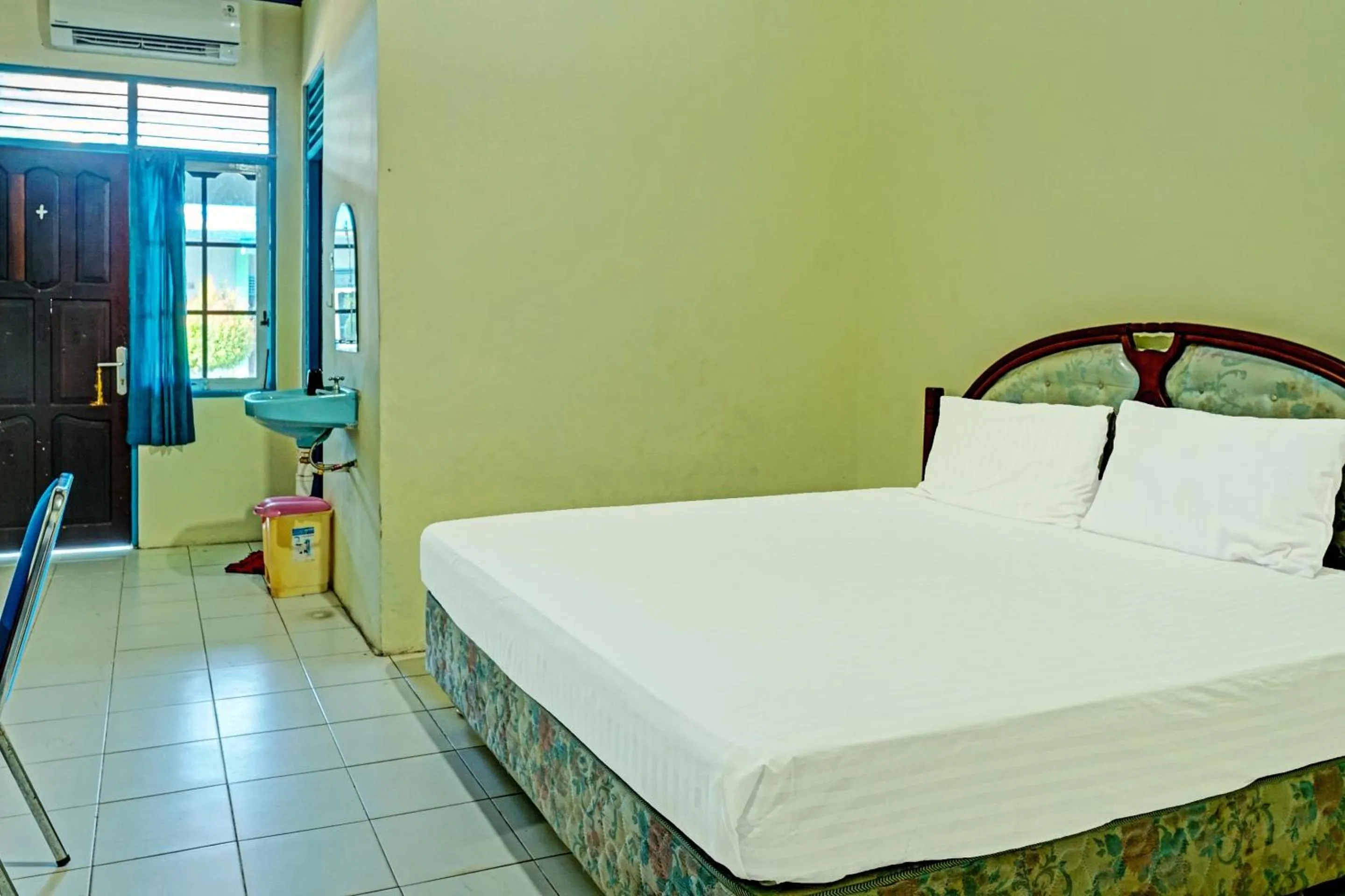 Bedroom in Capital O 91806 Hotel Batu Suli