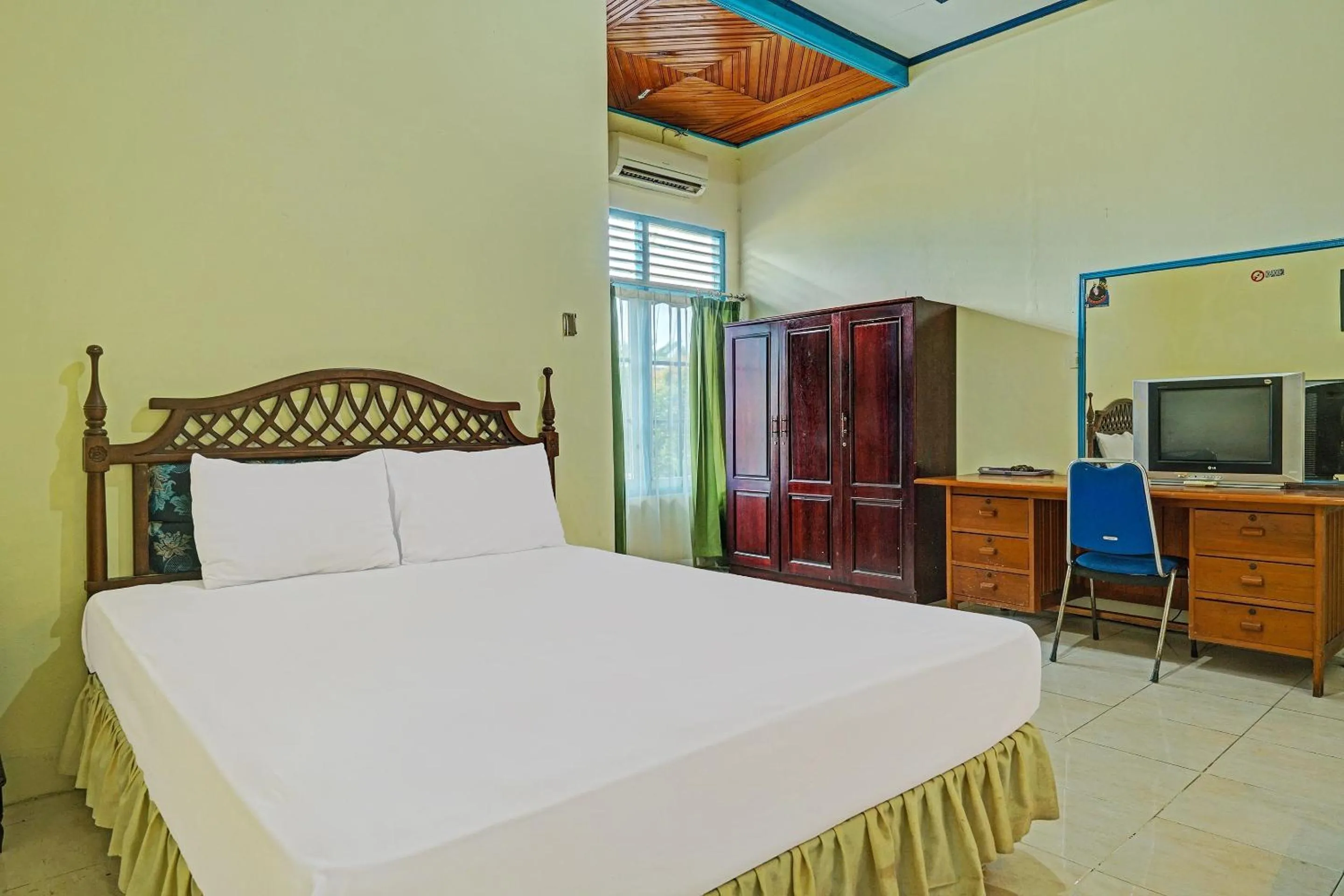 Bedroom in Capital O 91806 Hotel Batu Suli