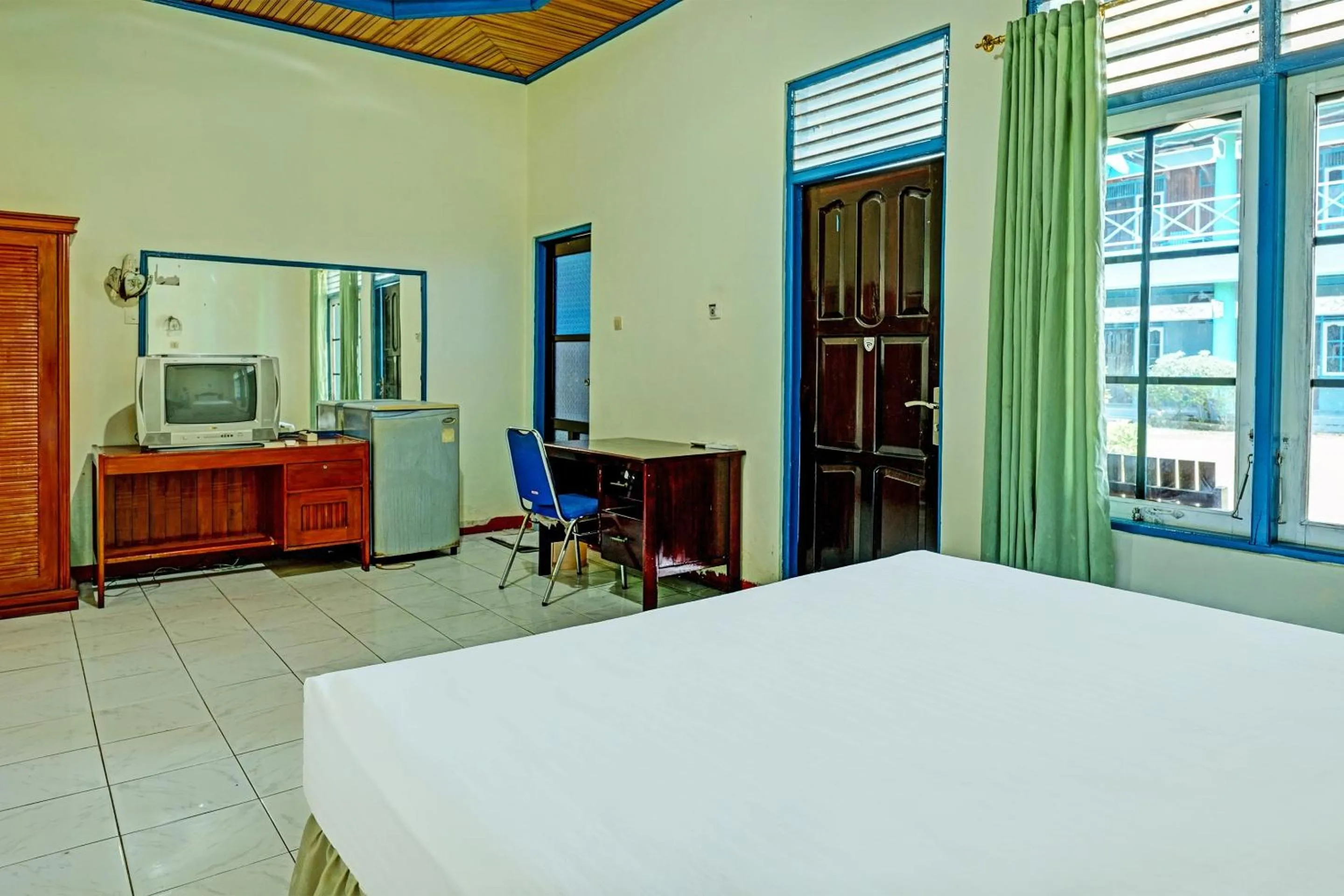 Bedroom in Capital O 91806 Hotel Batu Suli