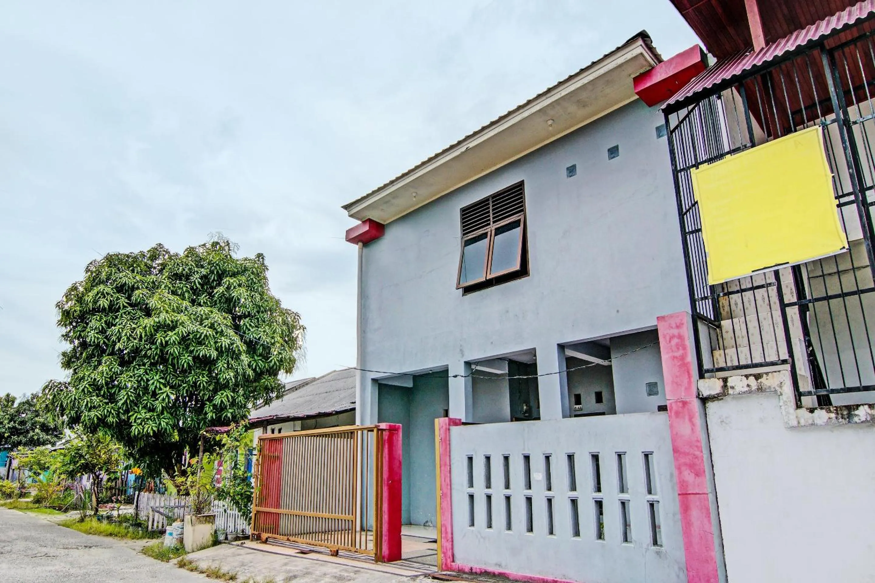 Facade/entrance in Hotel O Homestay Dinda Syariah Near Masjid Al Amin