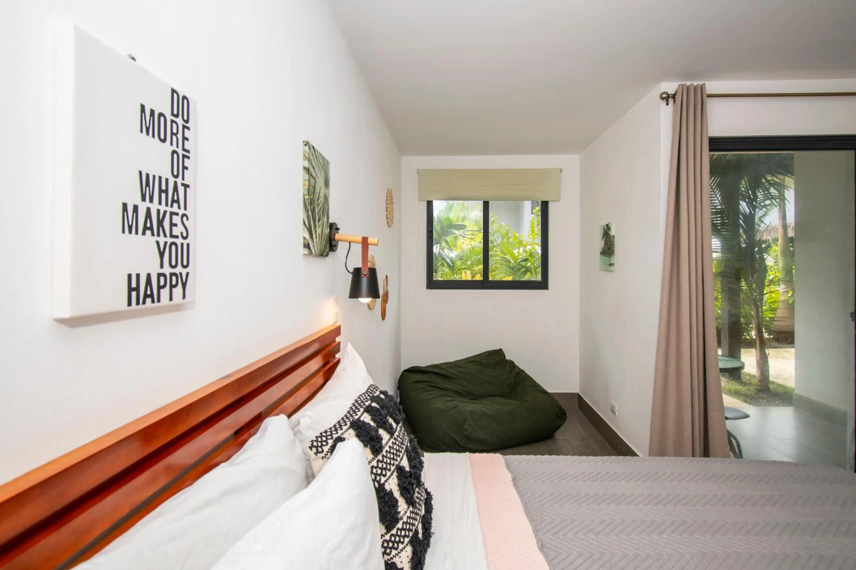 Property building, Bed in Yuli Hotel