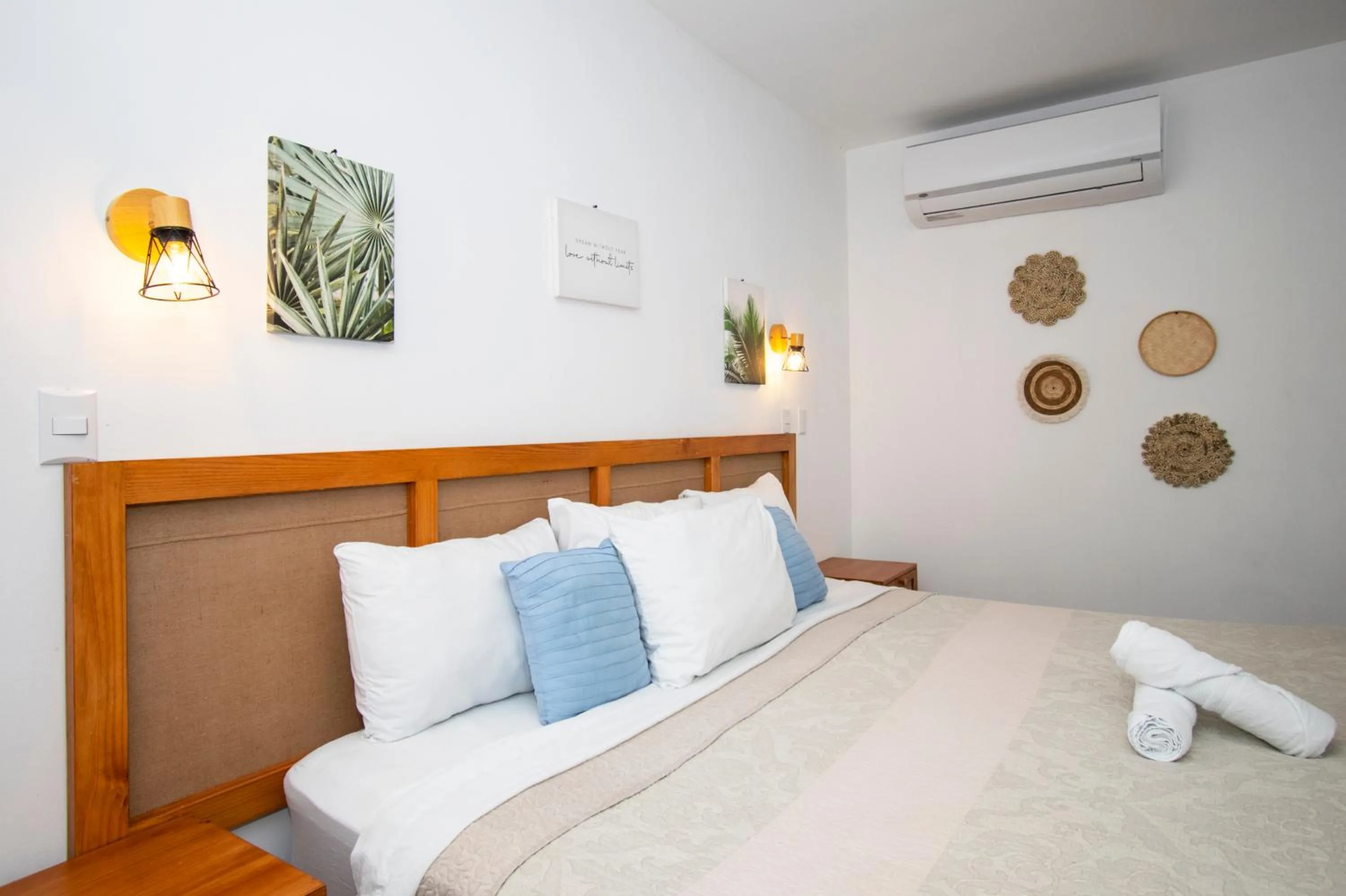 Property building, Bed in Yuli Hotel