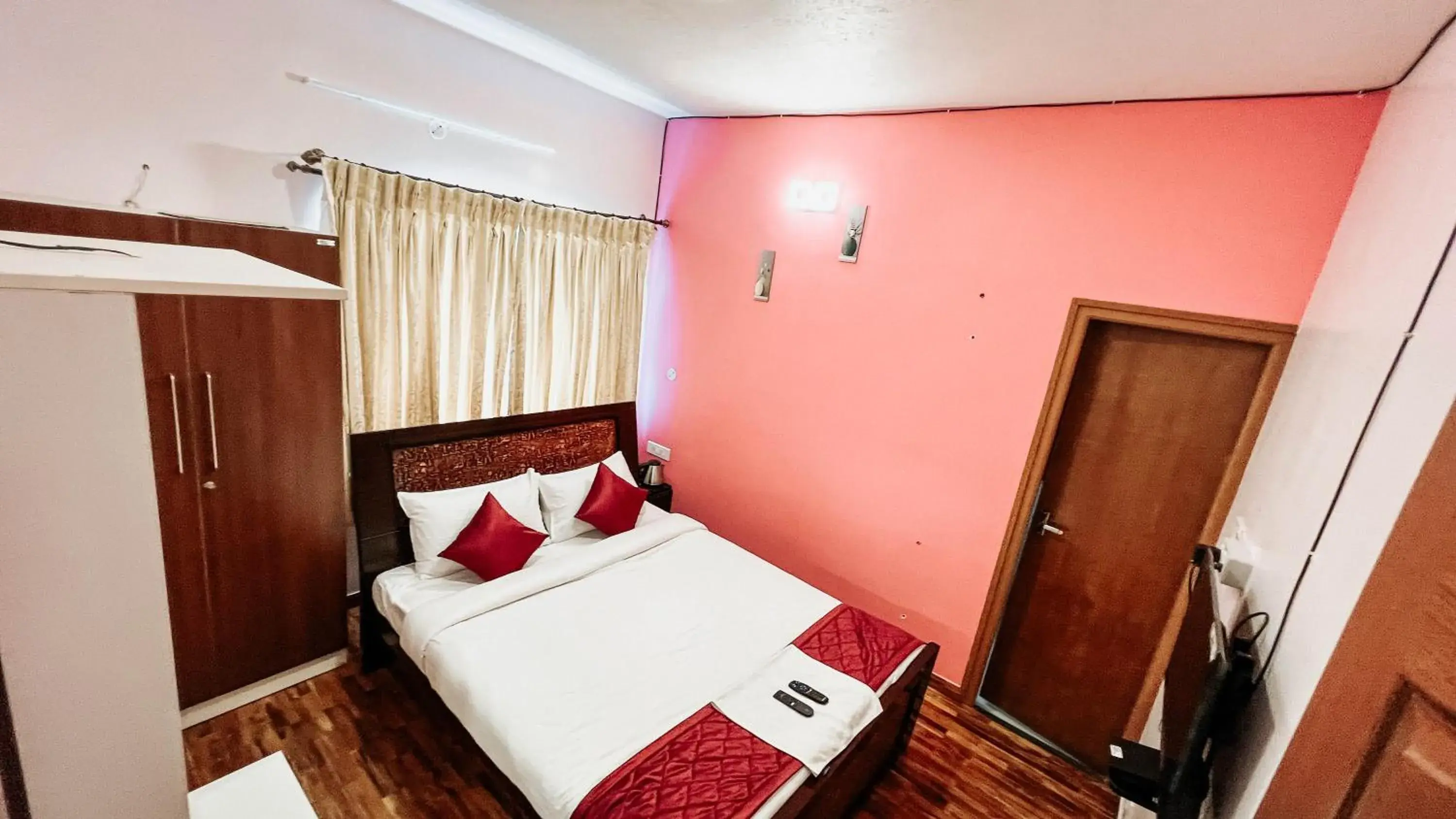 Standard Queen Room in PURPLE ORCHID BY XACRO XPERIENCES Standard Queen Room in PURPLE ORCHID BY XACRO XPERIENCES